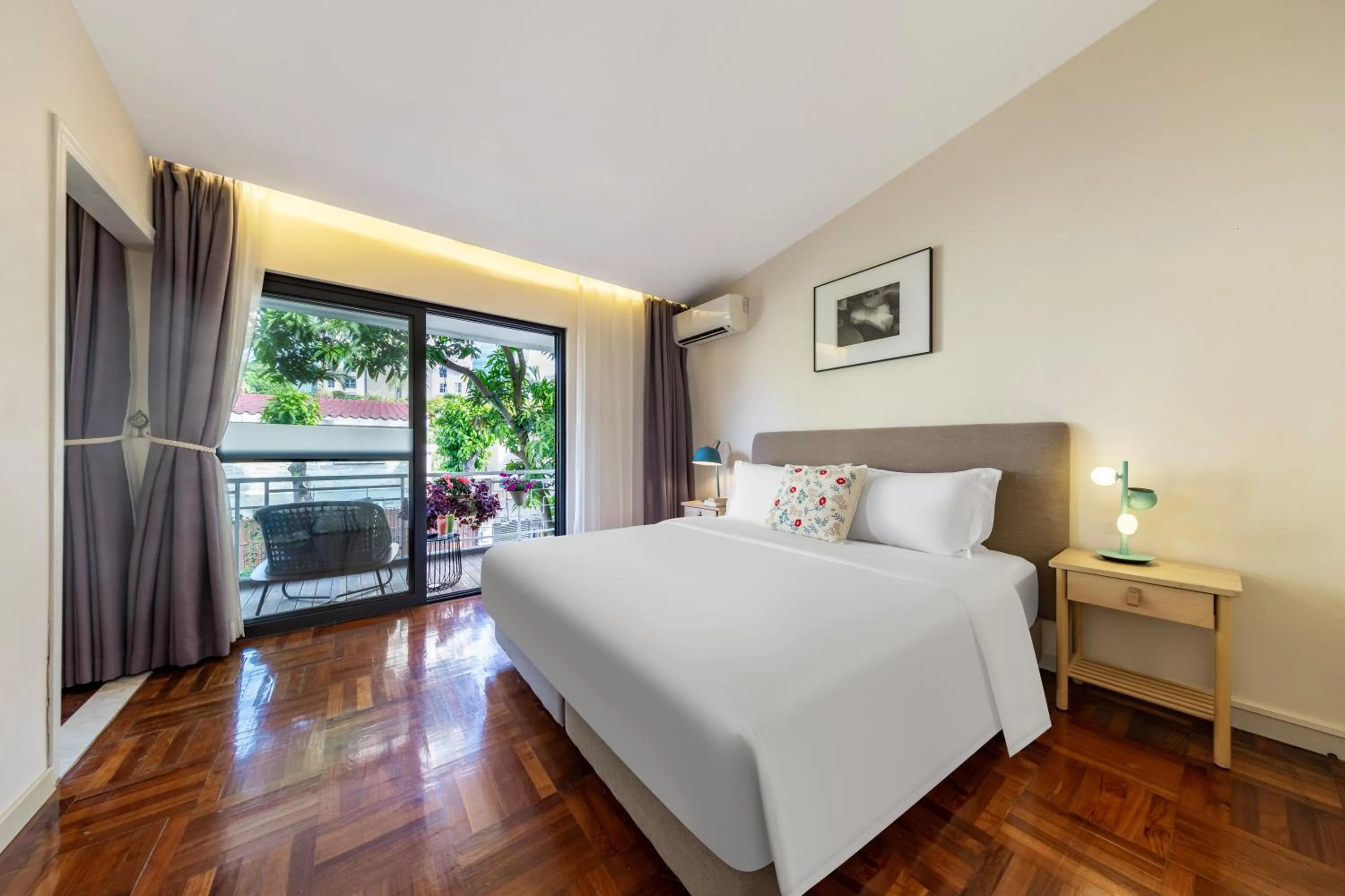 Bedroom, Bed in 6號花園別墅酒店 Shenzhen No'6 Garden Villa --French Window with garden view,Close to Sea World &Shekou Ferry Port &K11 Ecoast &Subway Nearby ,Offer Western food and coffee &English speaking with tour services