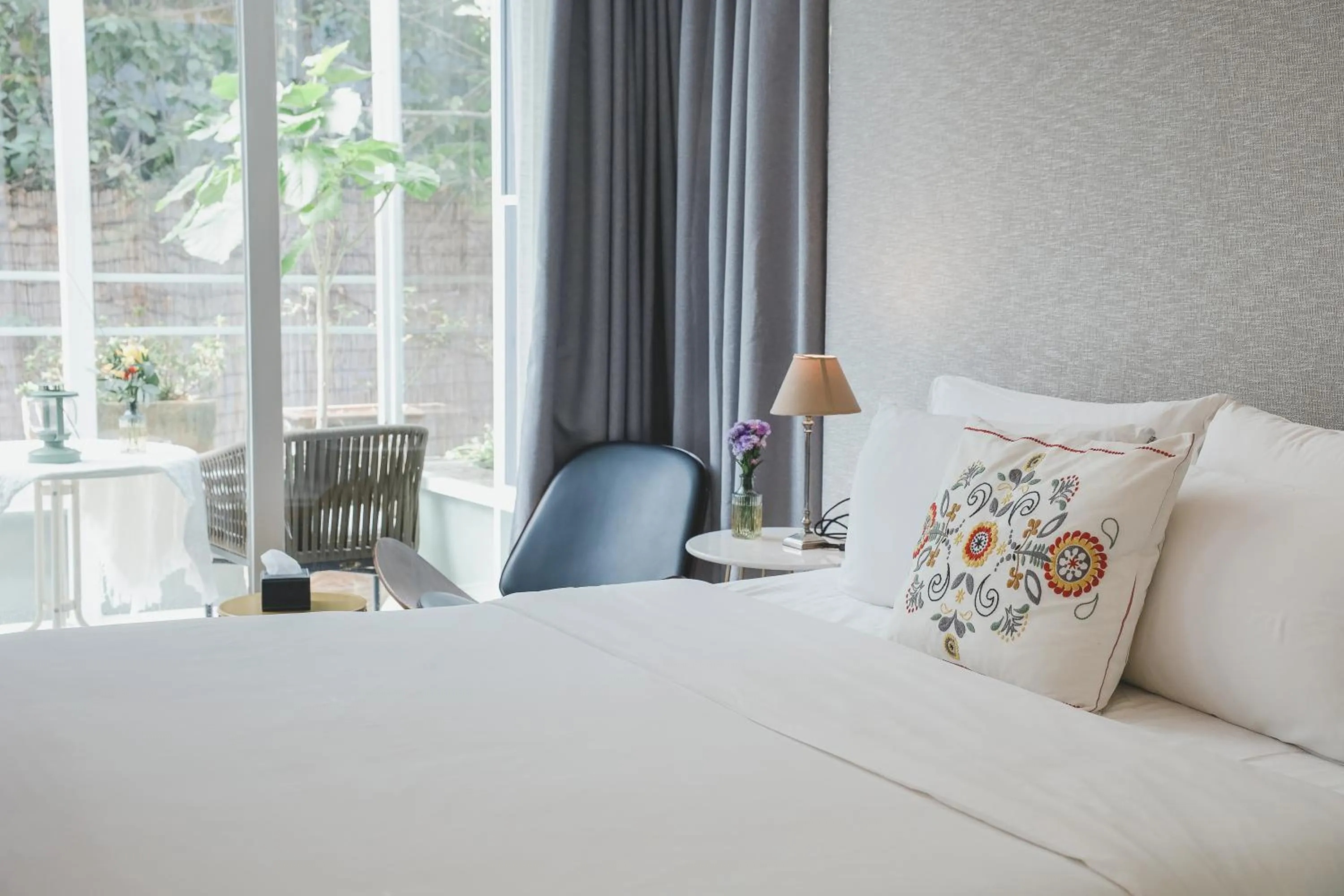 Bed in 6號花園別墅酒店 Shenzhen No'6 Garden Villa --French Window with garden view,Close to Sea World &Shekou Ferry Port &K11 Ecoast &Subway Nearby ,Offer Western food and coffee &English speaking with tour services