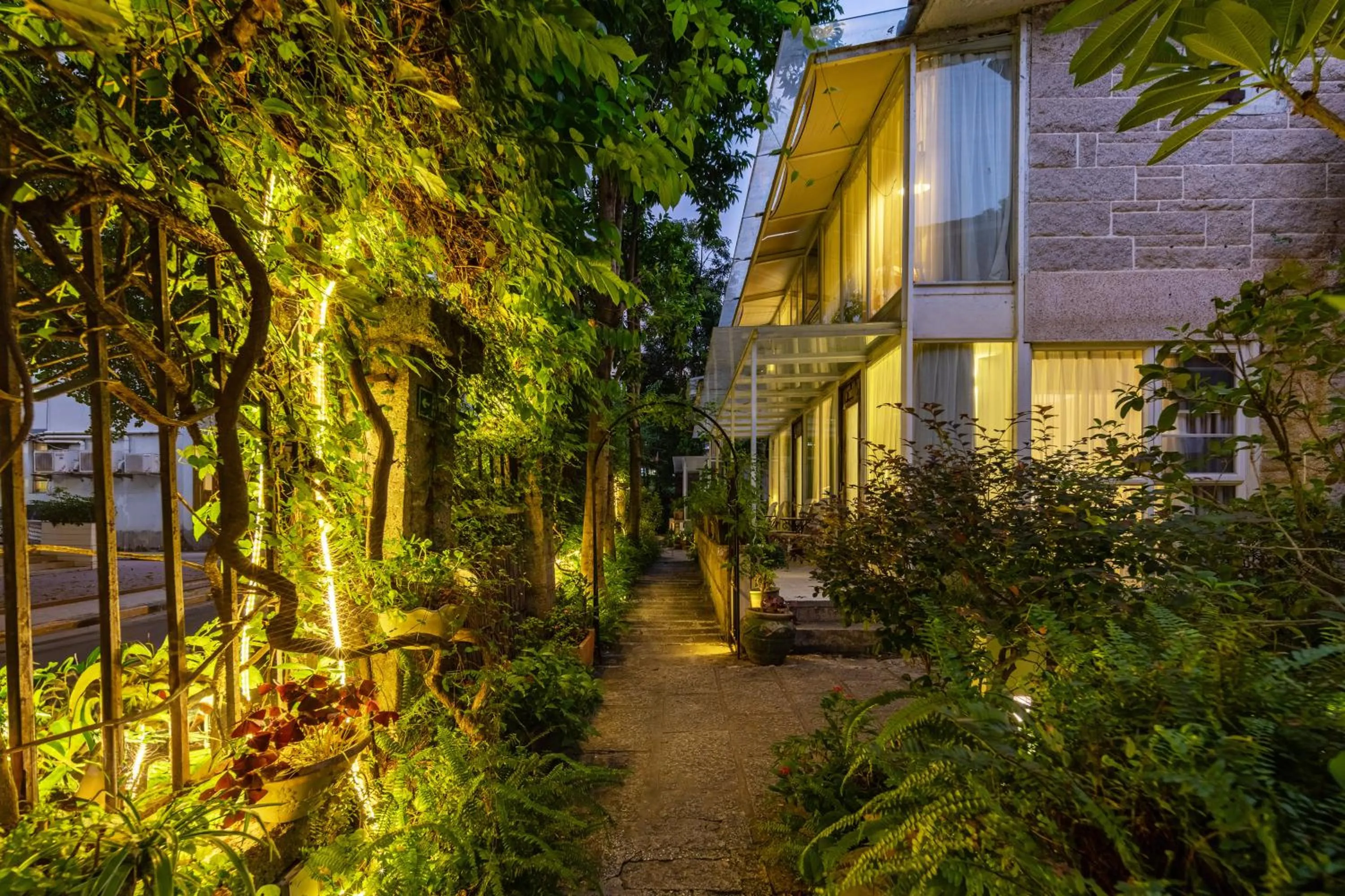 Night in 6號花園別墅酒店 Shenzhen No'6 Garden Villa --French Window with garden view,Close to Sea World &Shekou Ferry Port &K11 Ecoast &Subway Nearby ,Offer Western food and coffee &English speaking with tour services