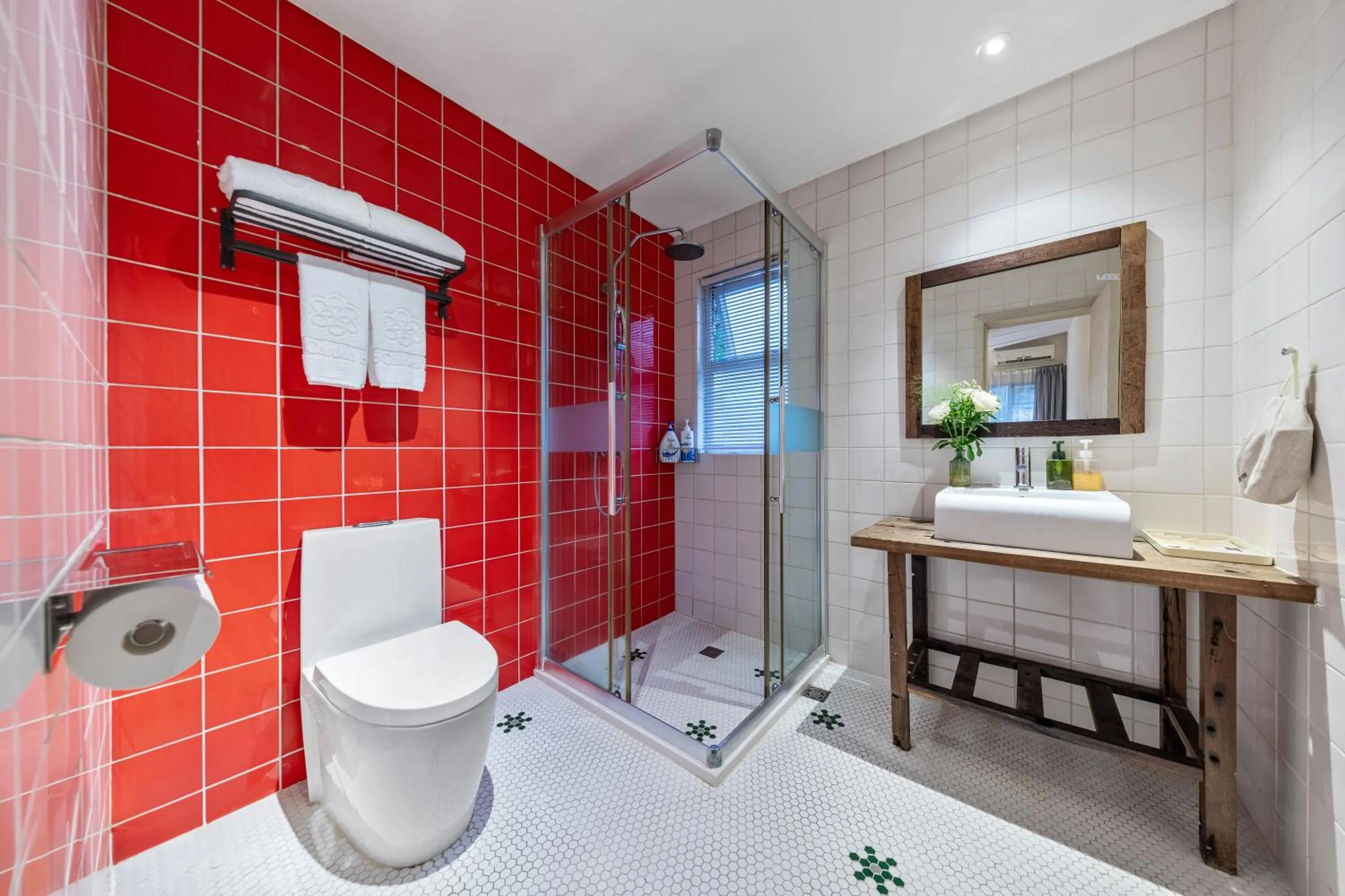 Bathroom in 6號花園別墅酒店 Shenzhen No'6 Garden Villa --French Window with garden view,Close to Sea World &Shekou Ferry Port &K11 Ecoast &Subway Nearby ,Offer Western food and coffee &English speaking with tour services