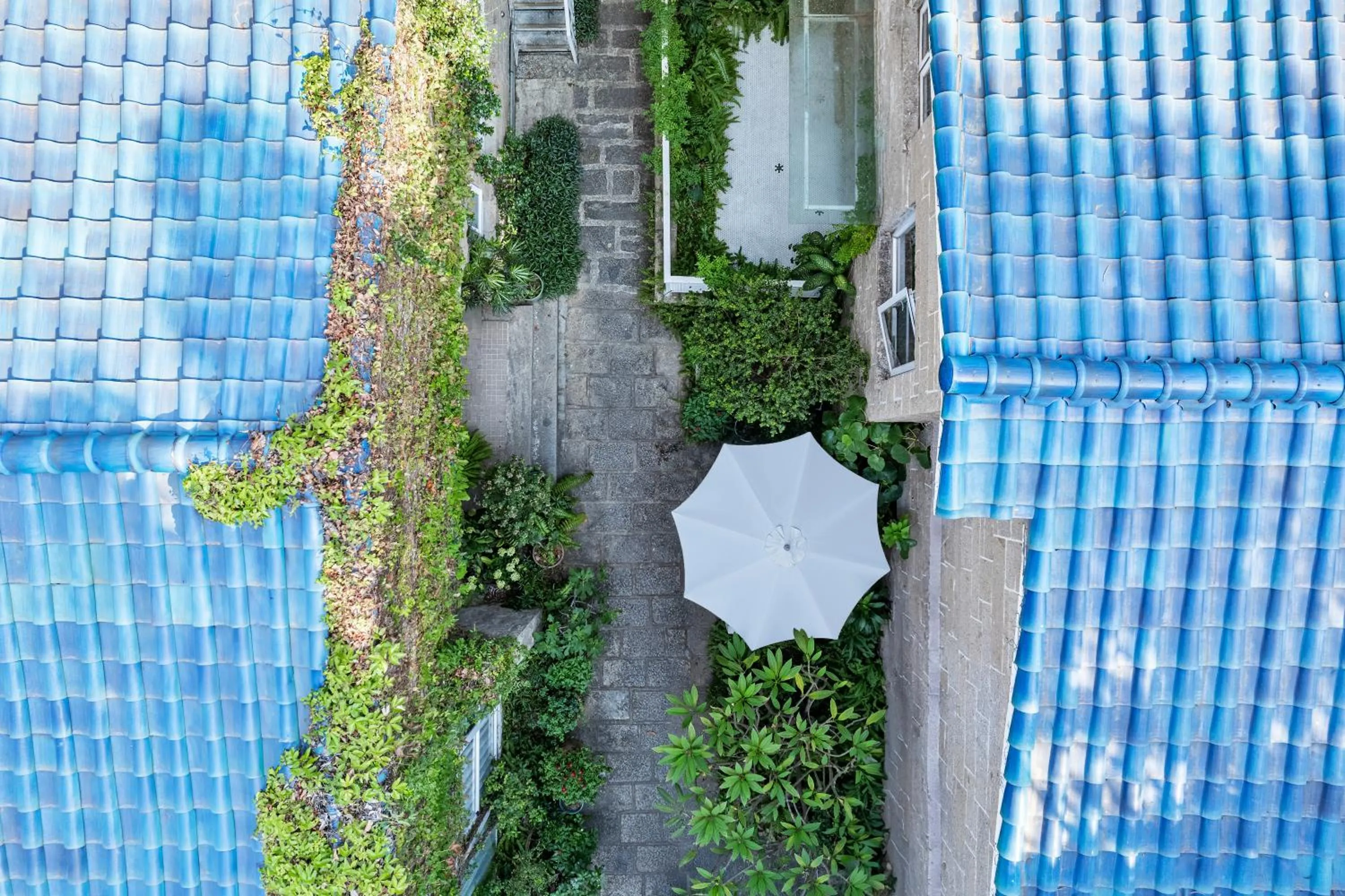 Property building in 6號花園別墅酒店 Shenzhen No'6 Garden Villa --French Window with garden view,Close to Sea World &Shekou Ferry Port &K11 Ecoast &Subway Nearby ,Offer Western food and coffee &English speaking with tour services