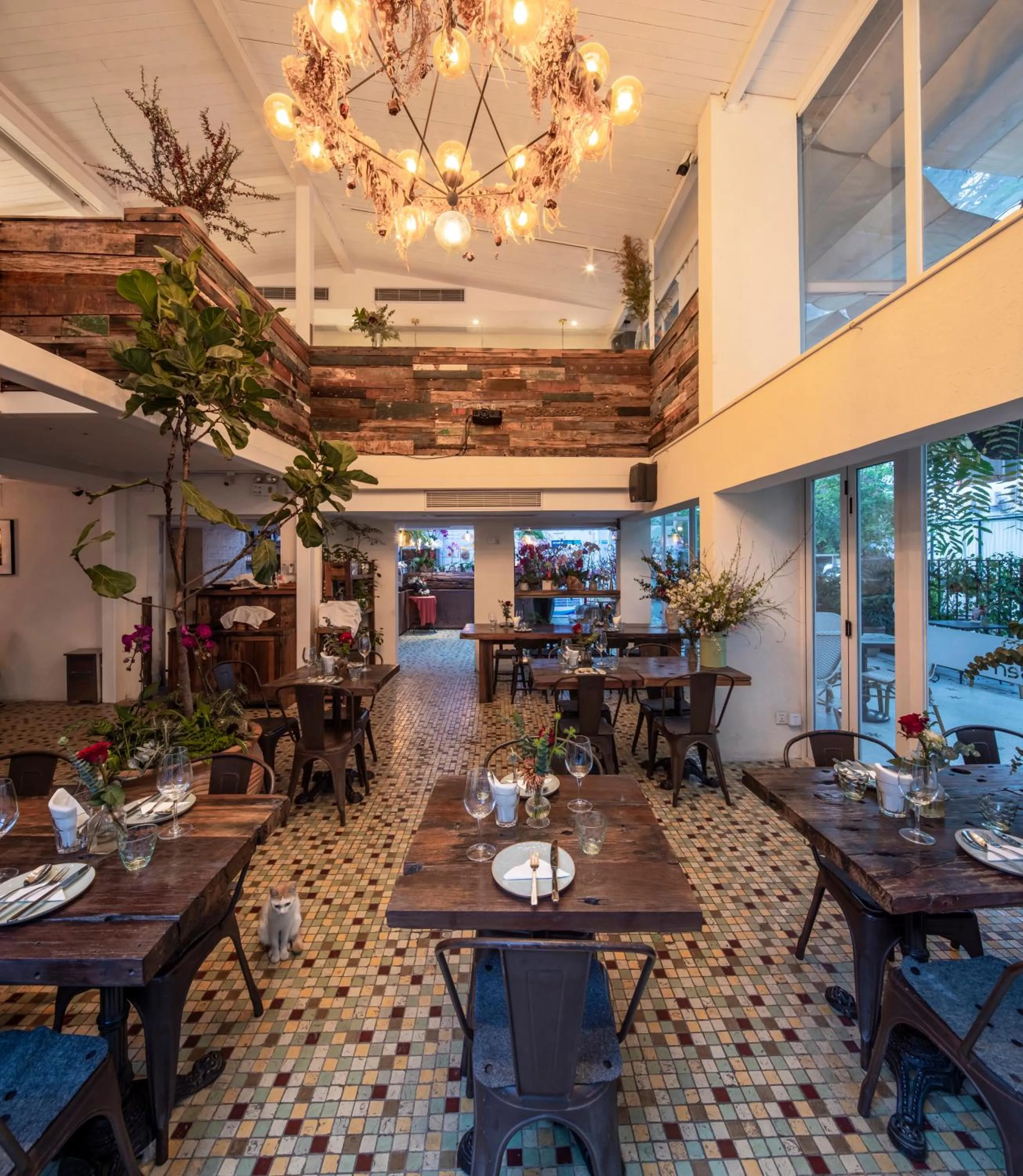 Restaurant/places to eat in 6號花園別墅酒店 Shenzhen No'6 Garden Villa --French Window with garden view,Close to Sea World &Shekou Ferry Port &K11 Ecoast &Subway Nearby ,Offer Western food and coffee &English speaking with tour services