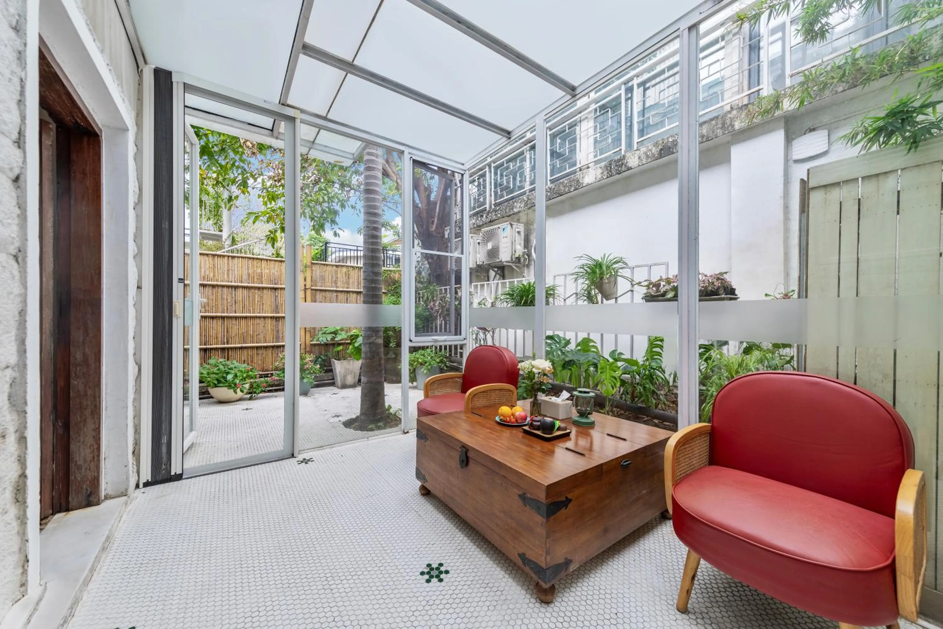 Balcony/Terrace in 6號花園別墅酒店 Shenzhen No'6 Garden Villa --French Window with garden view,Close to Sea World &Shekou Ferry Port &K11 Ecoast &Subway Nearby ,Offer Western food and coffee &English speaking with tour services