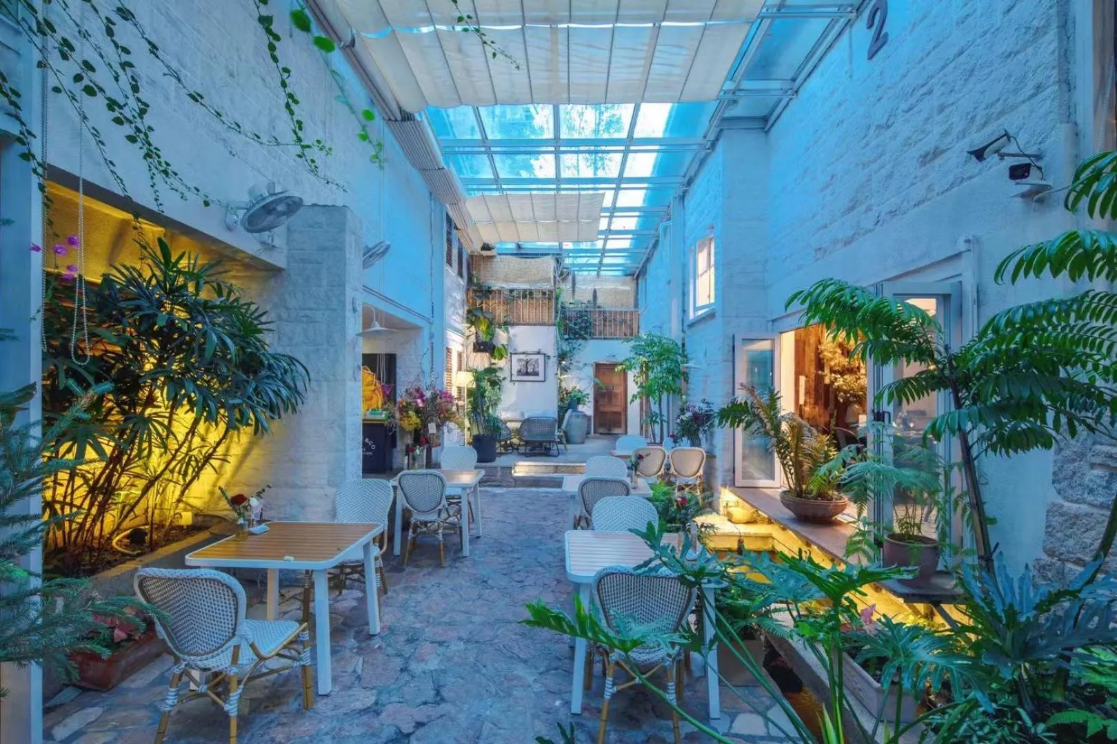 Restaurant/places to eat in 6號花園別墅酒店 Shenzhen No'6 Garden Villa --French Window with garden view,Close to Sea World &Shekou Ferry Port &K11 Ecoast &Subway Nearby ,Offer Western food and coffee &English speaking with tour services