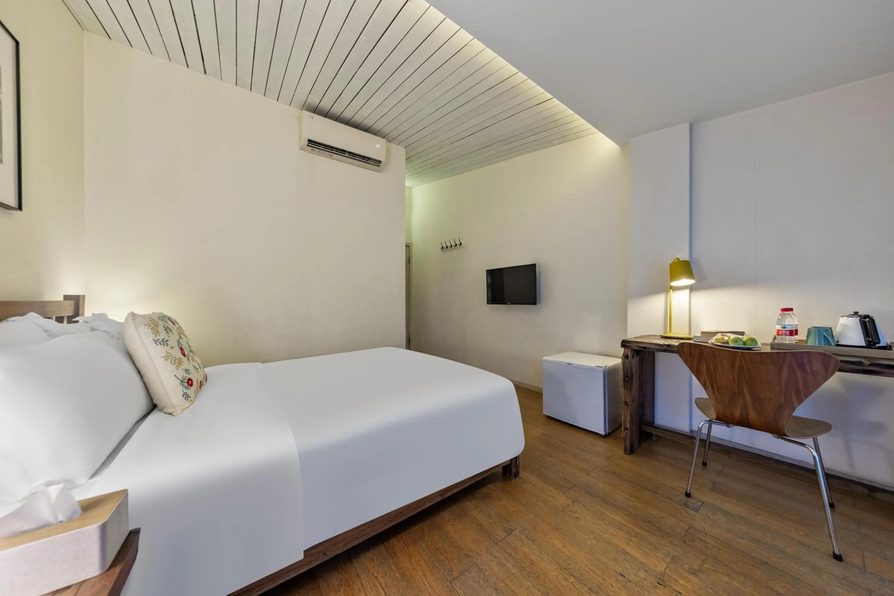 Photo of the whole room, Bed in 6號花園別墅酒店 Shenzhen No'6 Garden Villa --French Window with garden view,Close to Sea World &Shekou Ferry Port &K11 Ecoast &Subway Nearby ,Offer Western food and coffee &English speaking with tour services