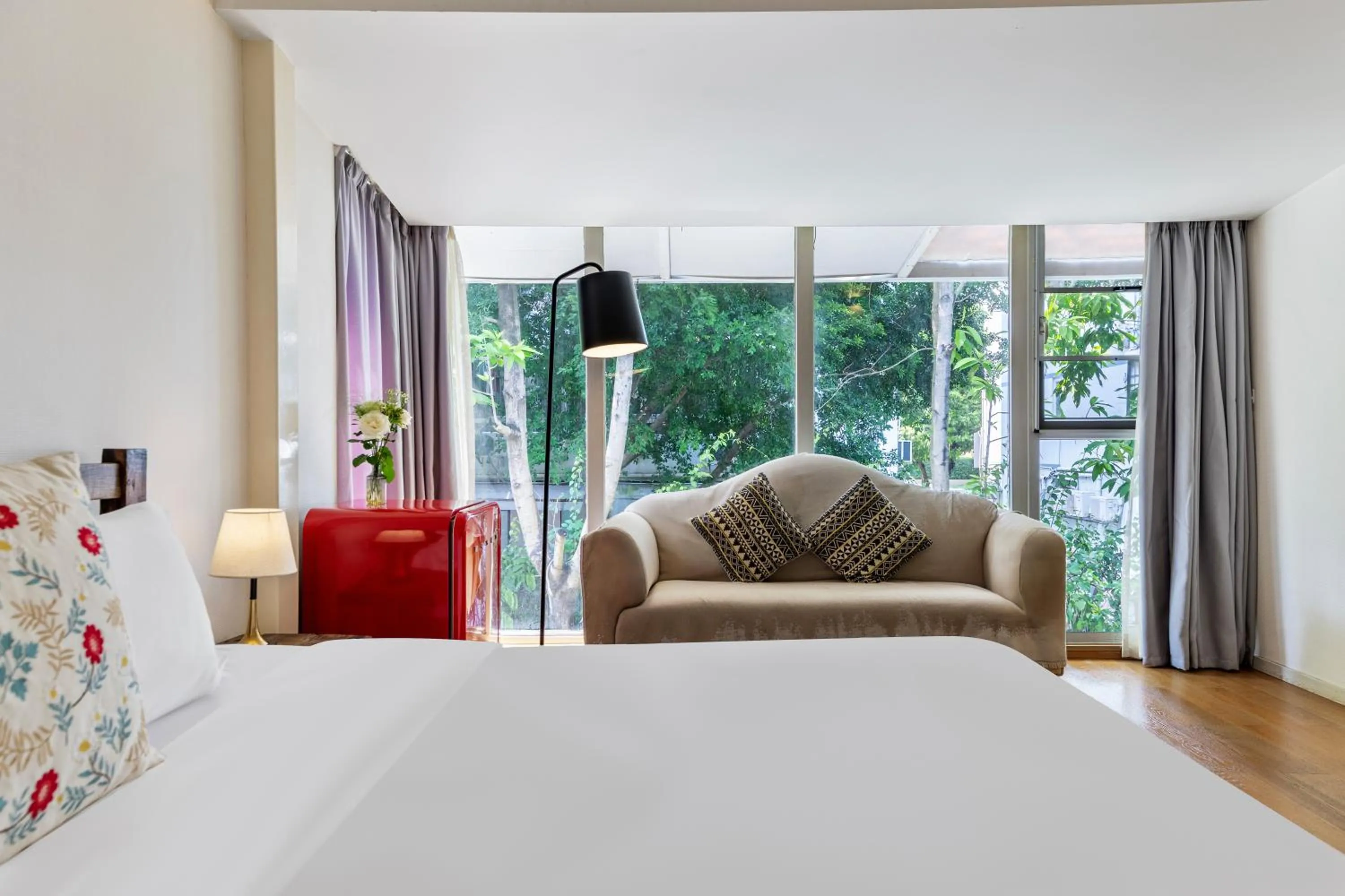 furniture, Bed in 6號花園別墅酒店 Shenzhen No'6 Garden Villa --French Window with garden view,Close to Sea World &Shekou Ferry Port &K11 Ecoast &Subway Nearby ,Offer Western food and coffee &English speaking with tour services