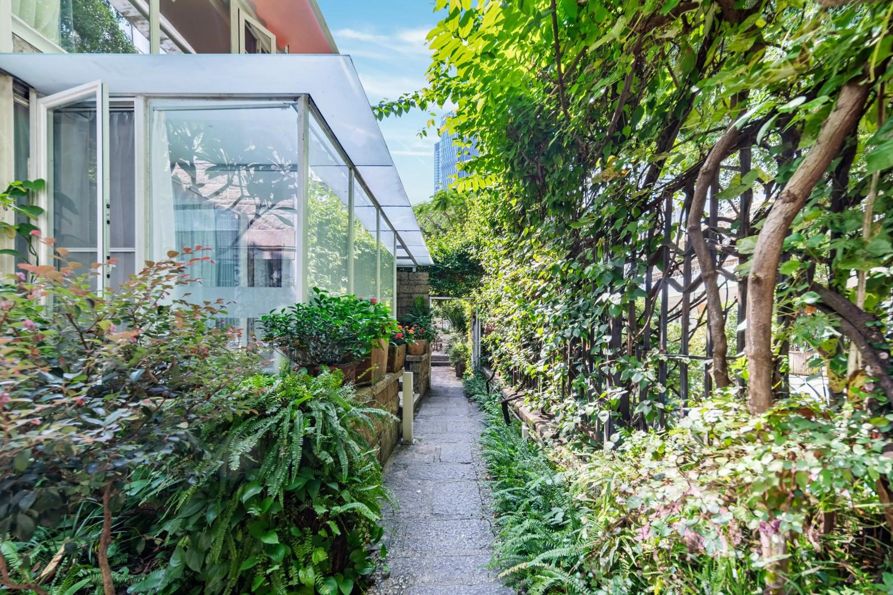 Day in 6號花園別墅酒店 Shenzhen No'6 Garden Villa --French Window with garden view,Close to Sea World &Shekou Ferry Port &K11 Ecoast &Subway Nearby ,Offer Western food and coffee &English speaking with tour services