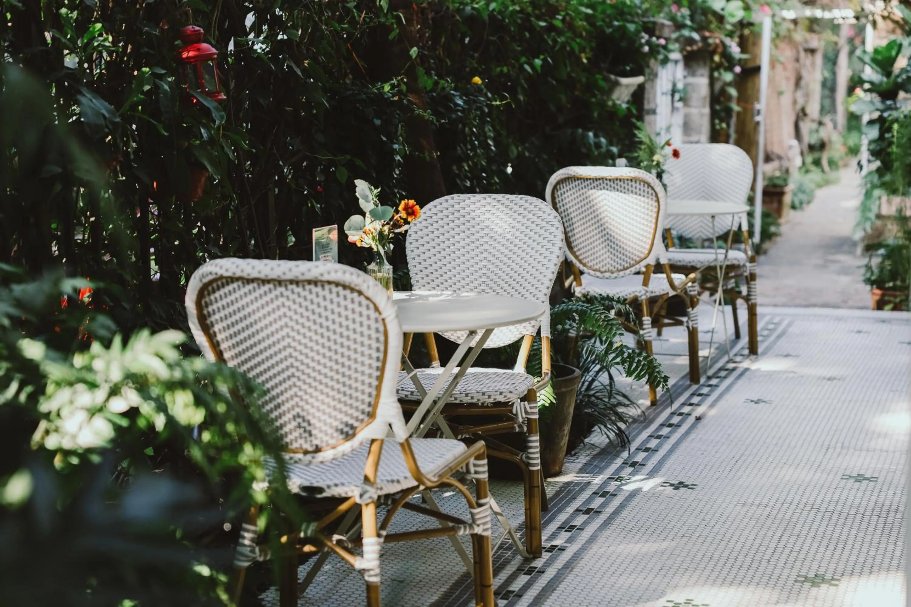 Restaurant/places to eat in 6號花園別墅酒店 Shenzhen No'6 Garden Villa --French Window with garden view,Close to Sea World &Shekou Ferry Port &K11 Ecoast &Subway Nearby ,Offer Western food and coffee &English speaking with tour services