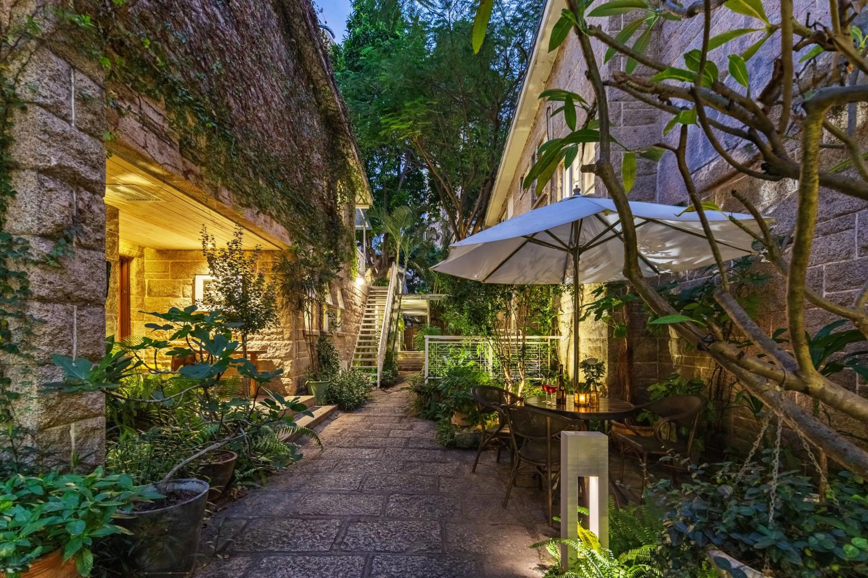 Night in 6號花園別墅酒店 Shenzhen No'6 Garden Villa --French Window with garden view,Close to Sea World &Shekou Ferry Port &K11 Ecoast &Subway Nearby ,Offer Western food and coffee &English speaking with tour services