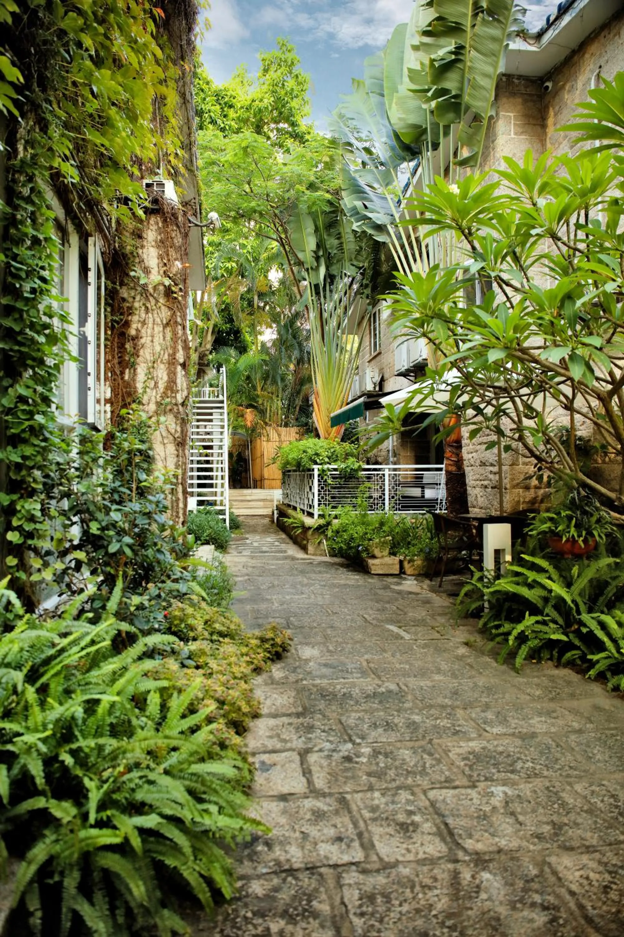 Property building in 6號花園別墅酒店 Shenzhen No'6 Garden Villa --French Window with garden view,Close to Sea World &Shekou Ferry Port &K11 Ecoast &Subway Nearby ,Offer Western food and coffee &English speaking with tour services