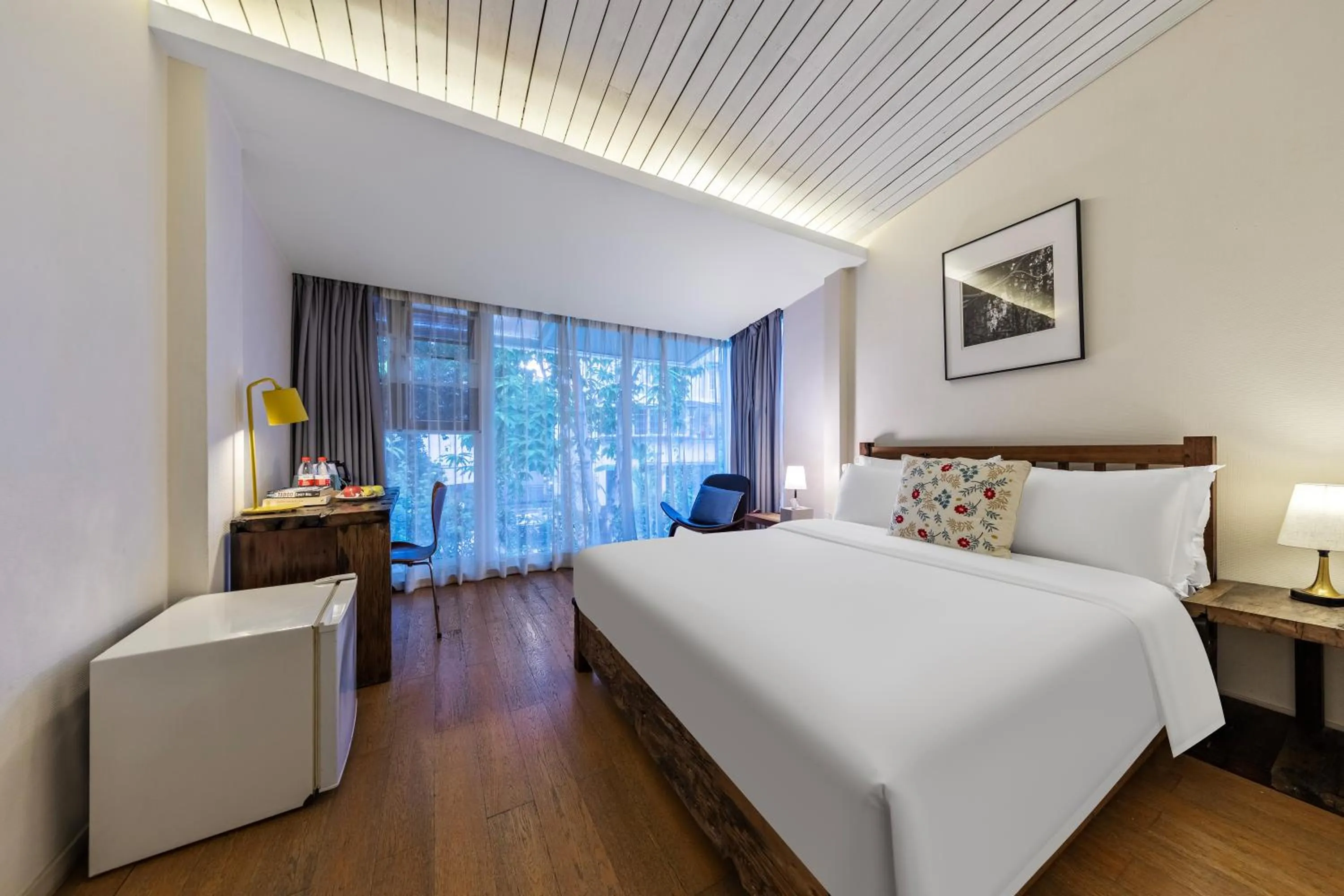 Photo of the whole room, Bed in 6號花園別墅酒店 Shenzhen No'6 Garden Villa --French Window with garden view,Close to Sea World &Shekou Ferry Port &K11 Ecoast &Subway Nearby ,Offer Western food and coffee &English speaking with tour services