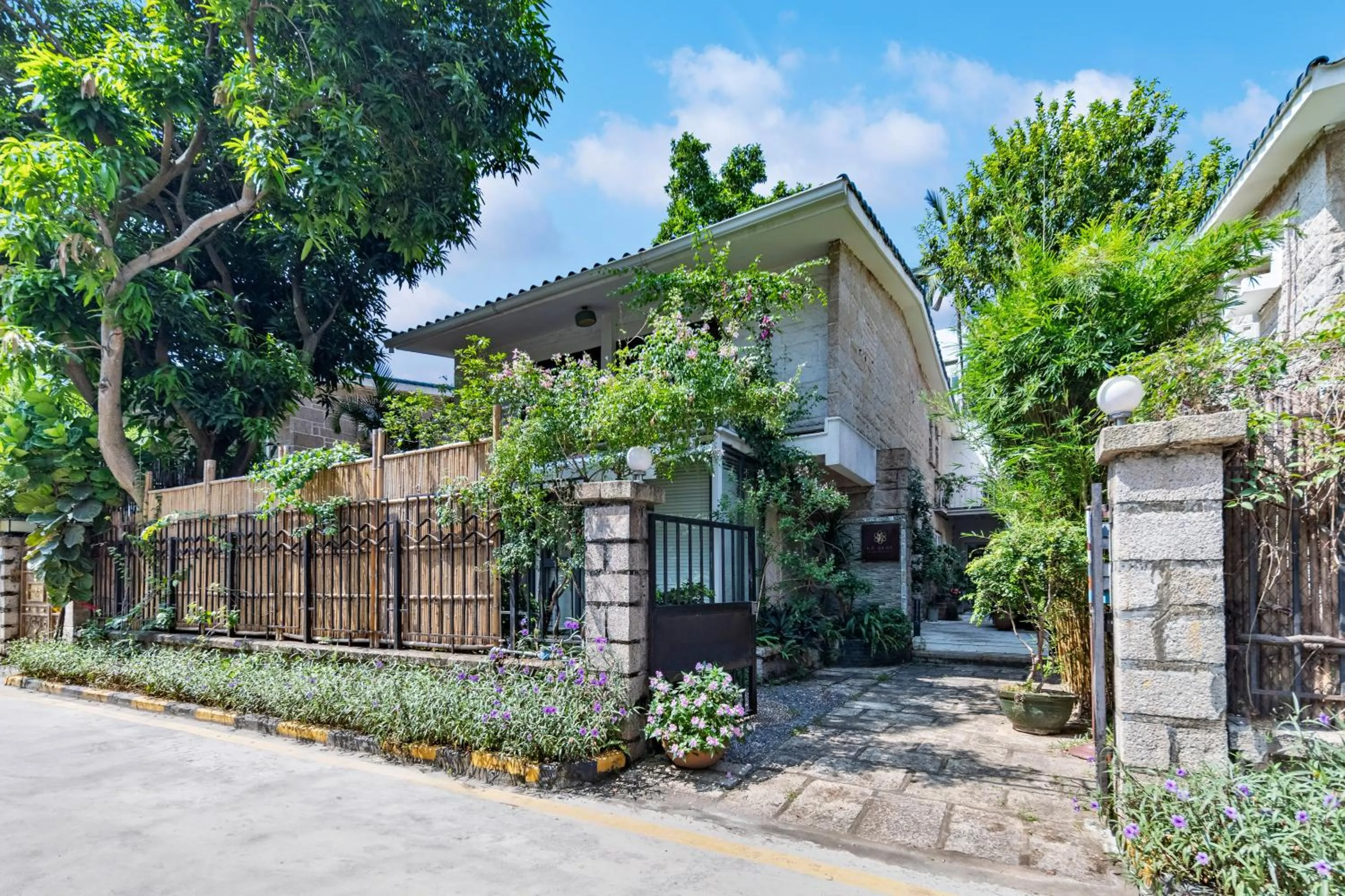 Property building in 6號花園別墅酒店 Shenzhen No'6 Garden Villa --French Window with garden view,Close to Sea World &Shekou Ferry Port &K11 Ecoast &Subway Nearby ,Offer Western food and coffee &English speaking with tour services