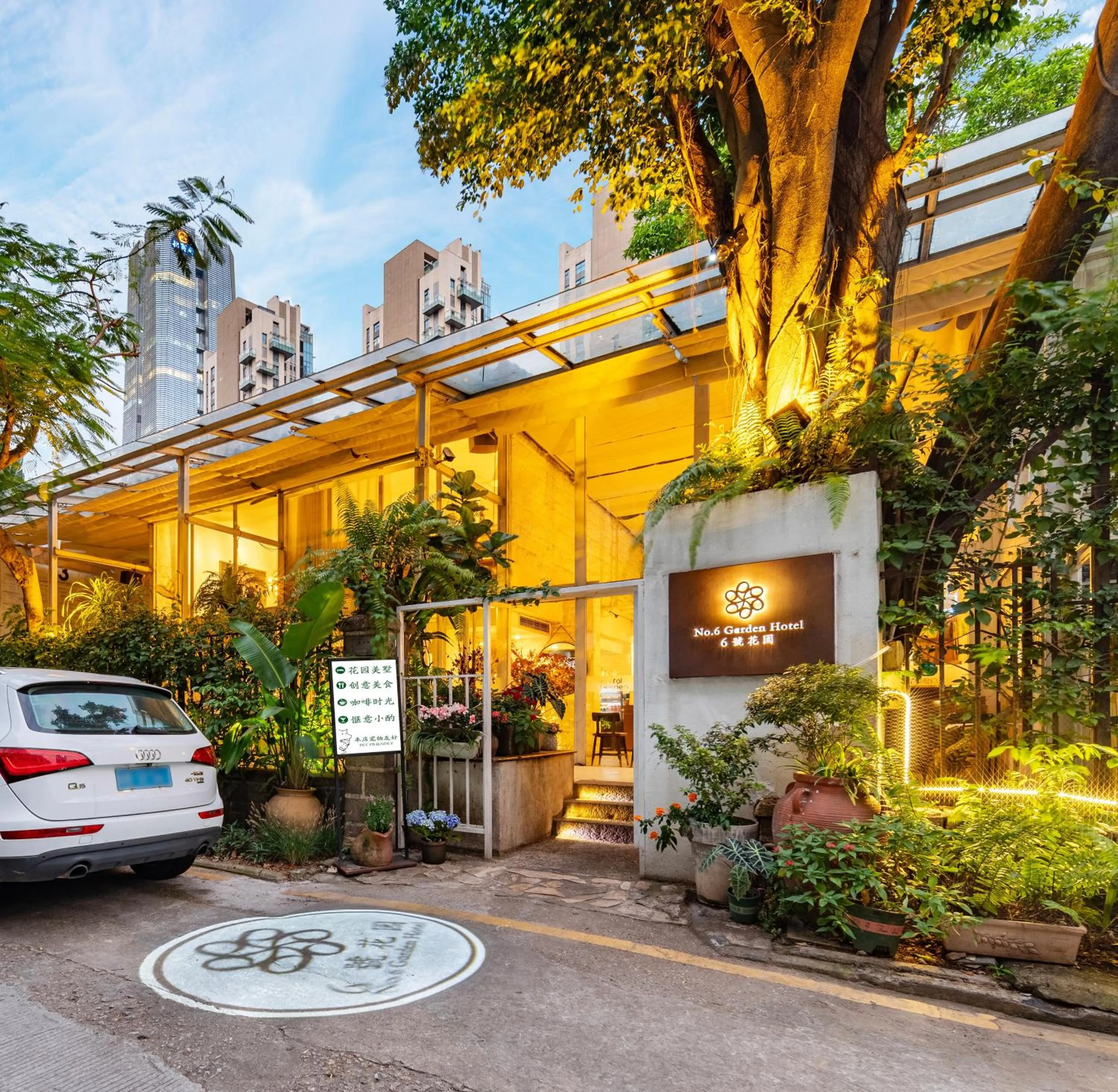 Property building in 6號花園別墅酒店 Shenzhen No'6 Garden Villa --French Window with garden view,Close to Sea World &Shekou Ferry Port &K11 Ecoast &Subway Nearby ,Offer Western food and coffee &English speaking with tour services