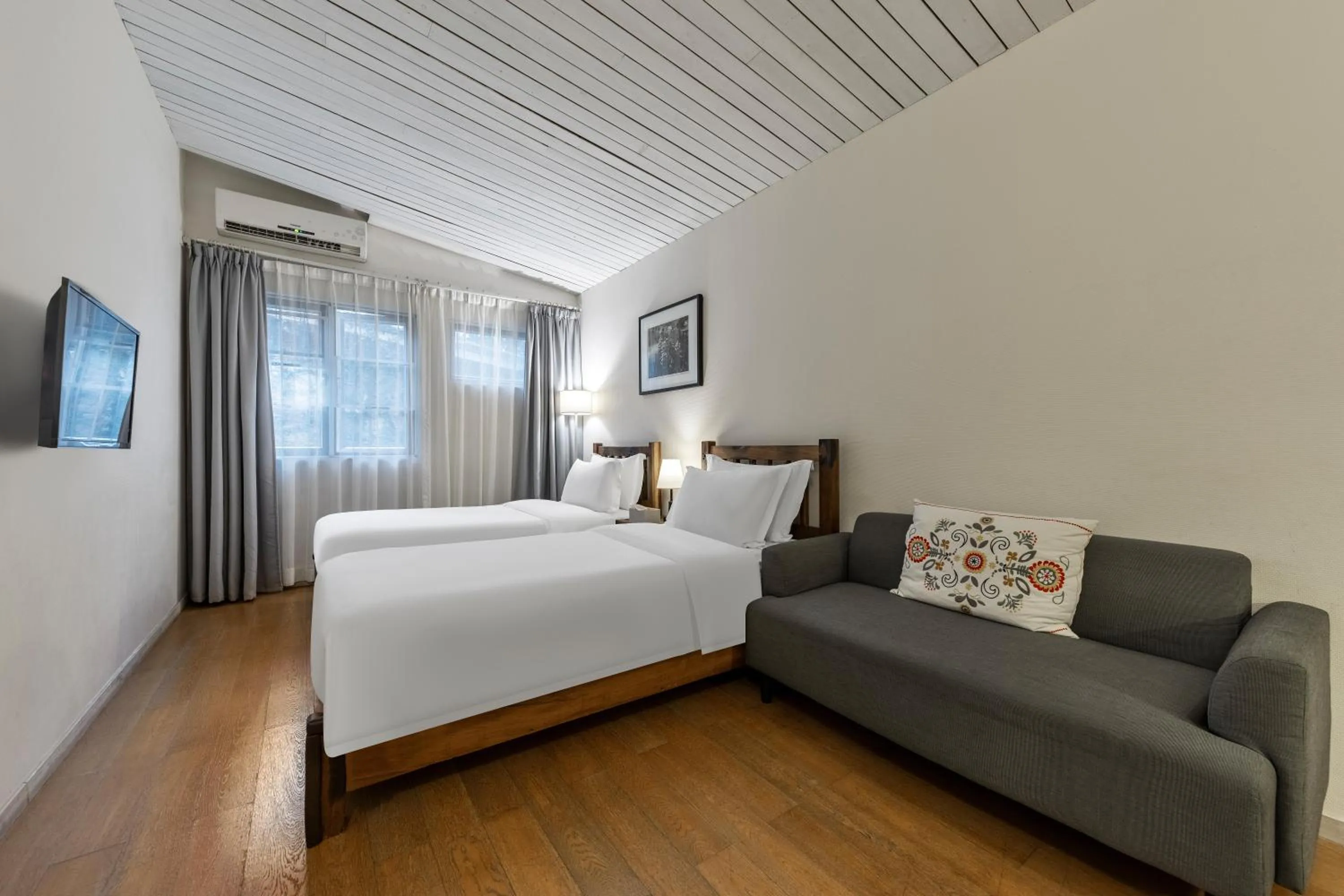 Photo of the whole room, Bed in 6號花園別墅酒店 Shenzhen No'6 Garden Villa --French Window with garden view,Close to Sea World &Shekou Ferry Port &K11 Ecoast &Subway Nearby ,Offer Western food and coffee &English speaking with tour services