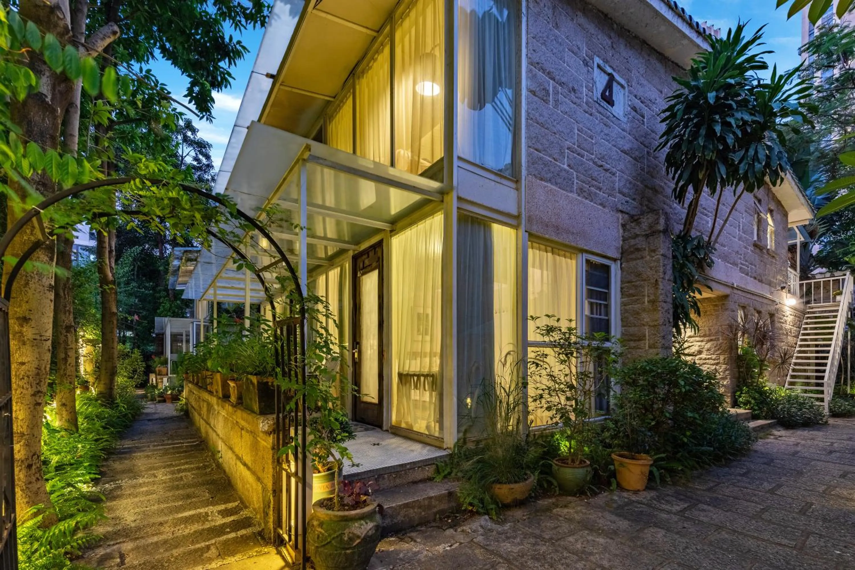 Property building in 6號花園別墅酒店 Shenzhen No'6 Garden Villa --French Window with garden view,Close to Sea World &Shekou Ferry Port &K11 Ecoast &Subway Nearby ,Offer Western food and coffee &English speaking with tour services