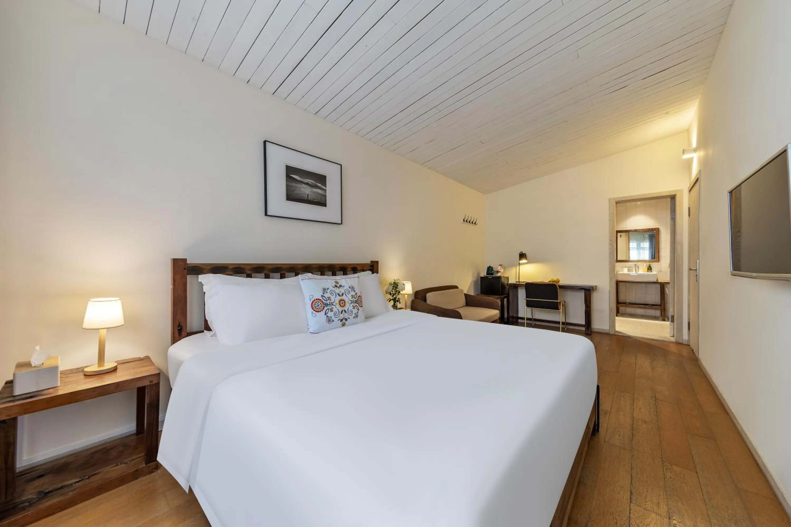 Photo of the whole room, Bed in 6號花園別墅酒店 Shenzhen No'6 Garden Villa --French Window with garden view,Close to Sea World &Shekou Ferry Port &K11 Ecoast &Subway Nearby ,Offer Western food and coffee &English speaking with tour services