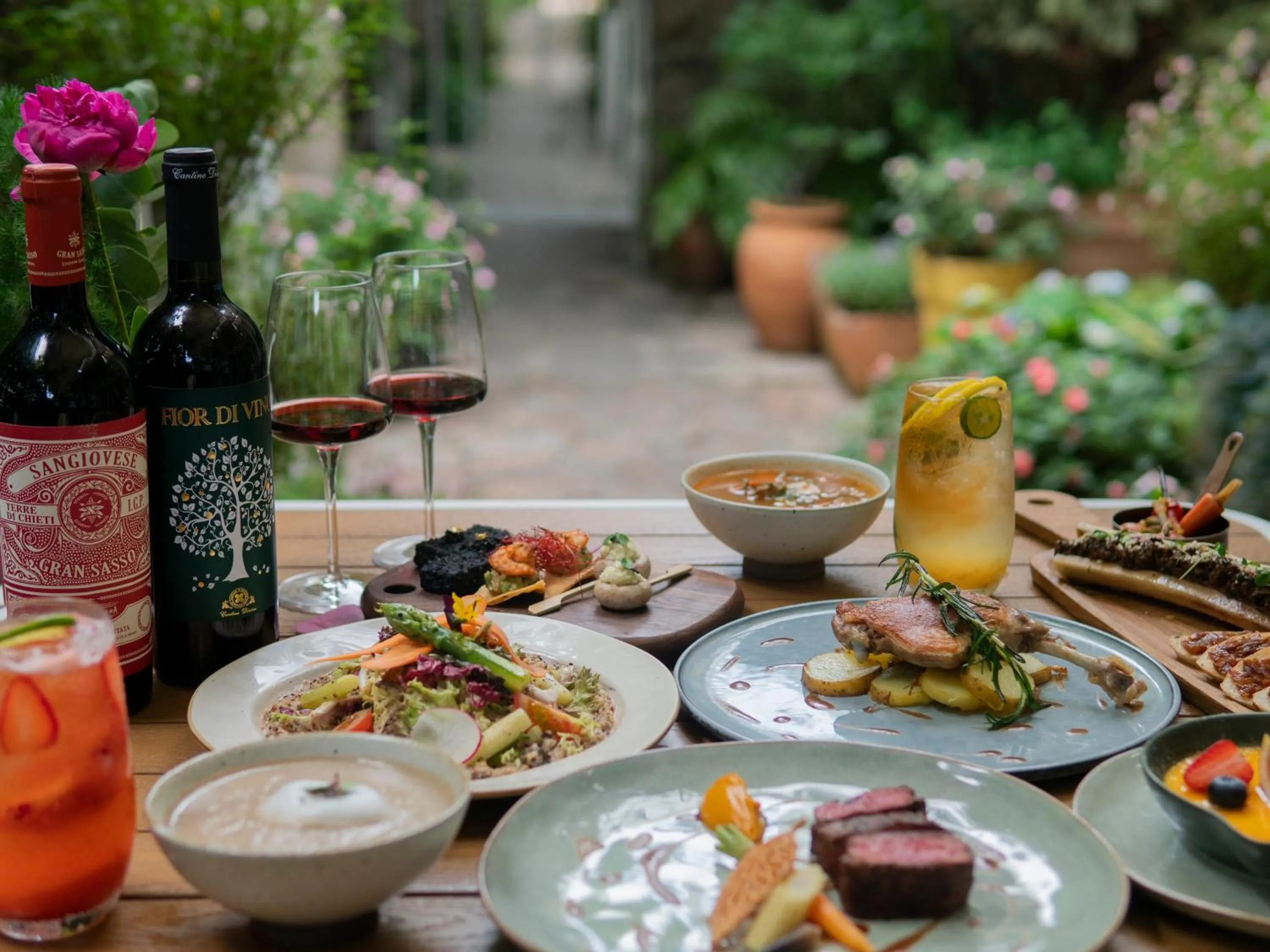 Food in 6號花園別墅酒店 Shenzhen No'6 Garden Villa --French Window with garden view,Close to Sea World &Shekou Ferry Port &K11 Ecoast &Subway Nearby ,Offer Western food and coffee &English speaking with tour services