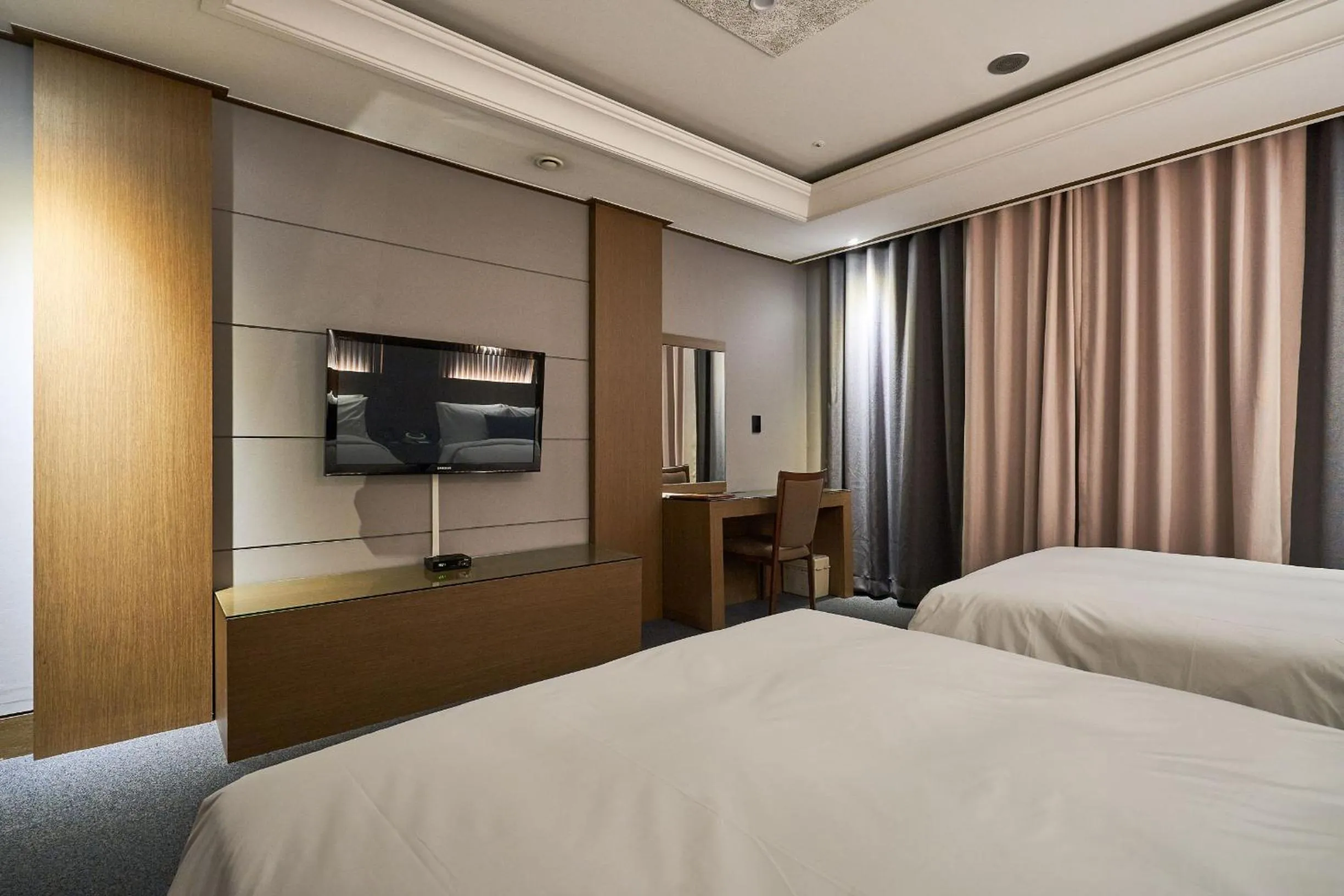 Bed in The Koryo Hotel