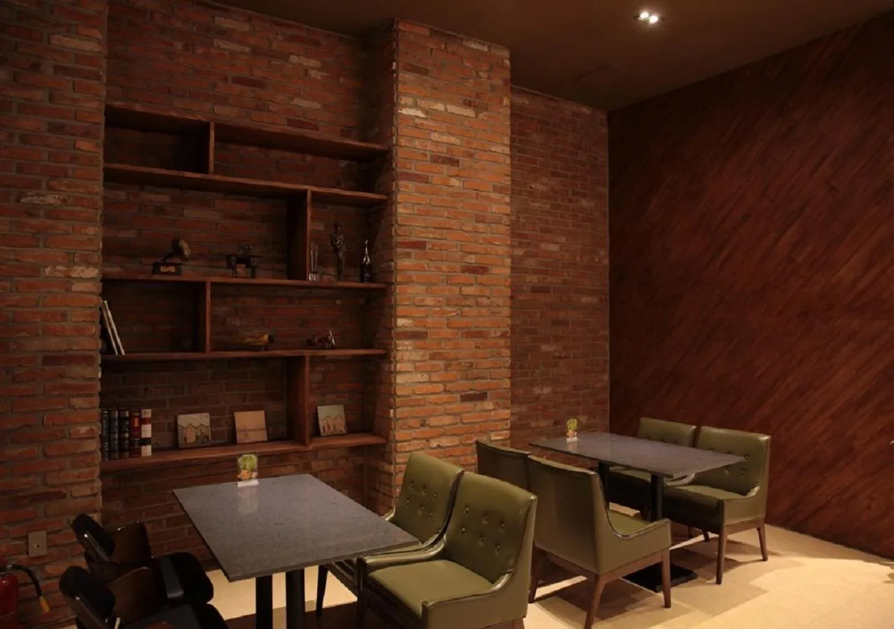 Restaurant/places to eat in The Koryo Hotel