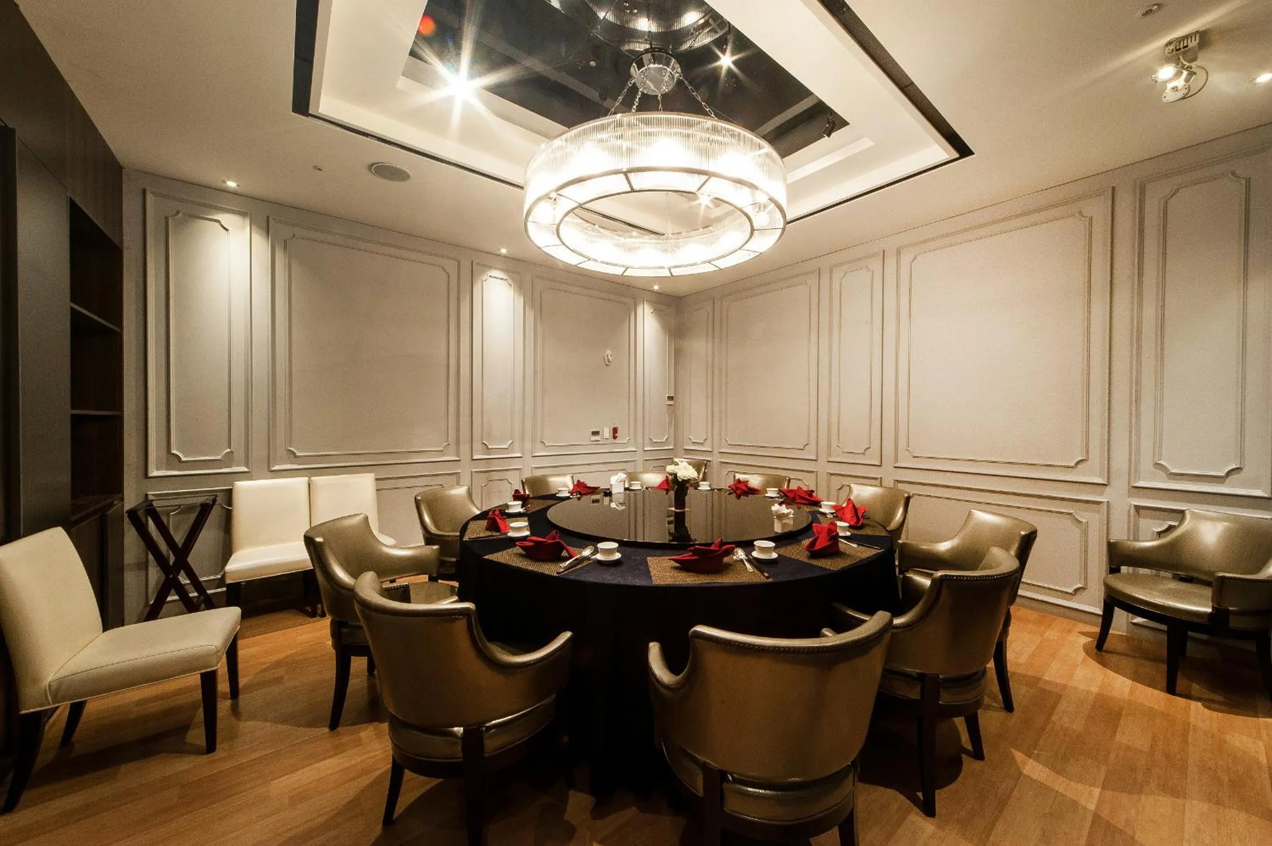 Restaurant/places to eat in The Riverside Hotel