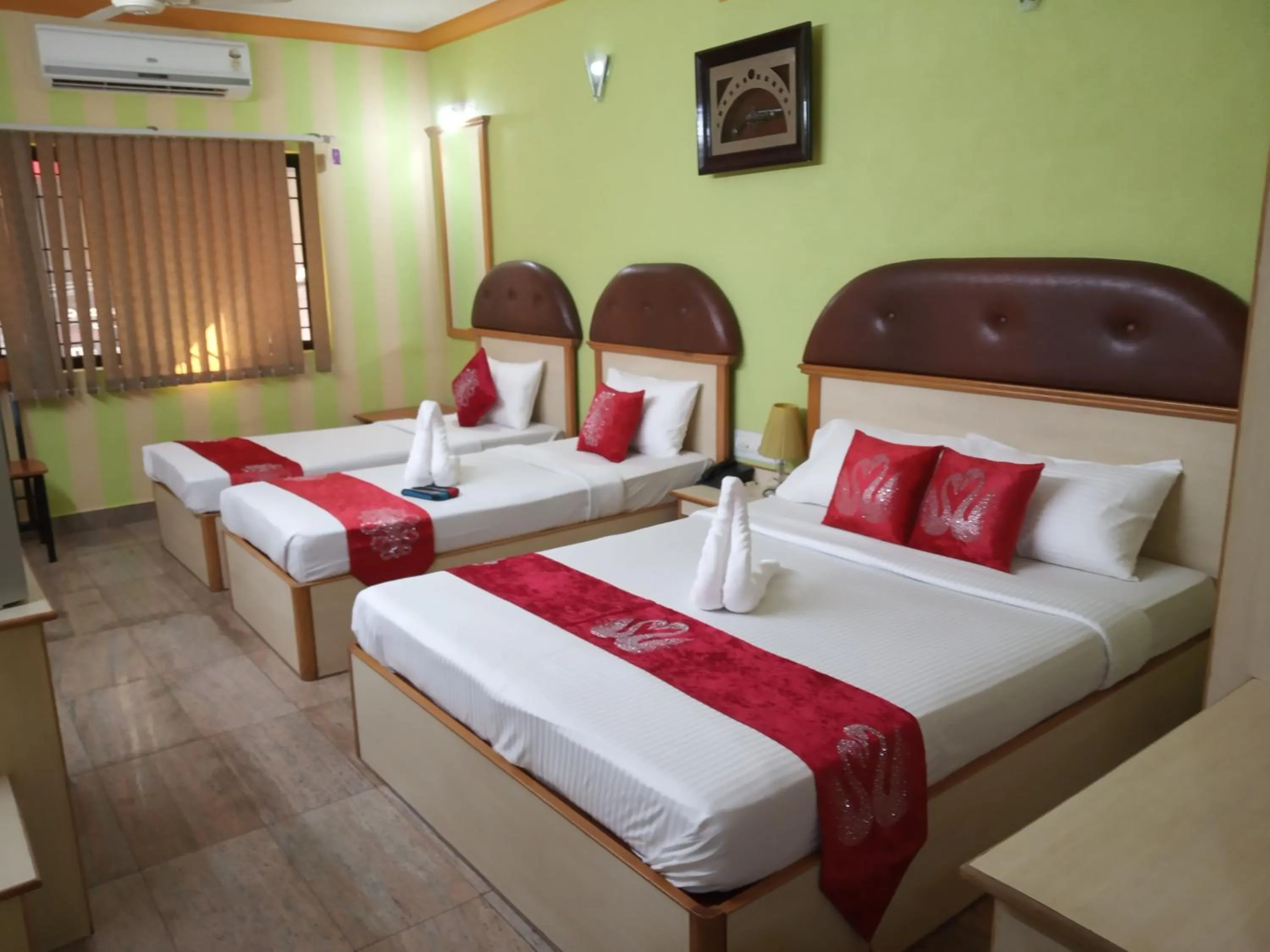 Photo of the whole room, Bed in Kingston Palace