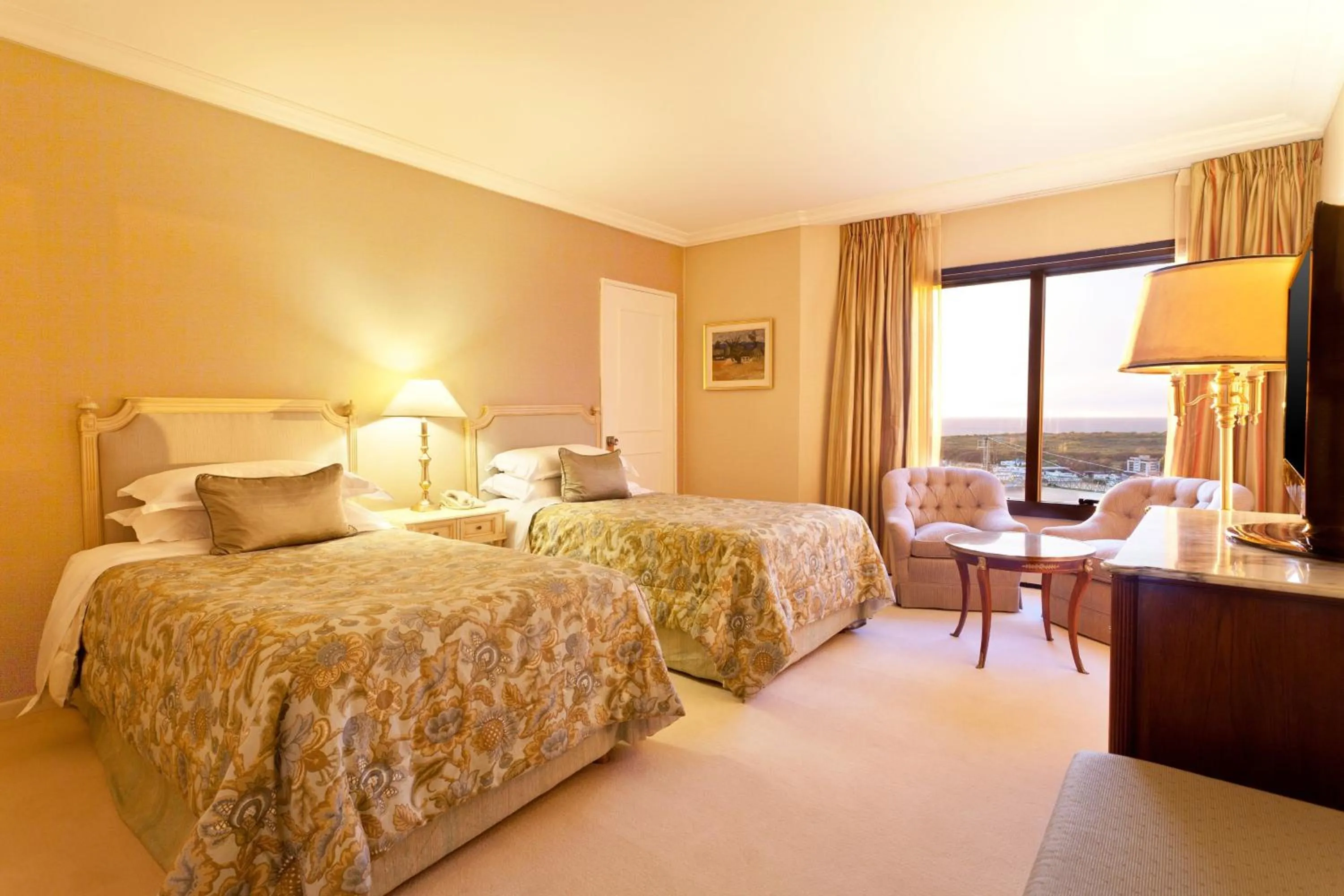 Photo of the whole room, Bed in Sheraton Buenos Aires Hotel & Convention Center