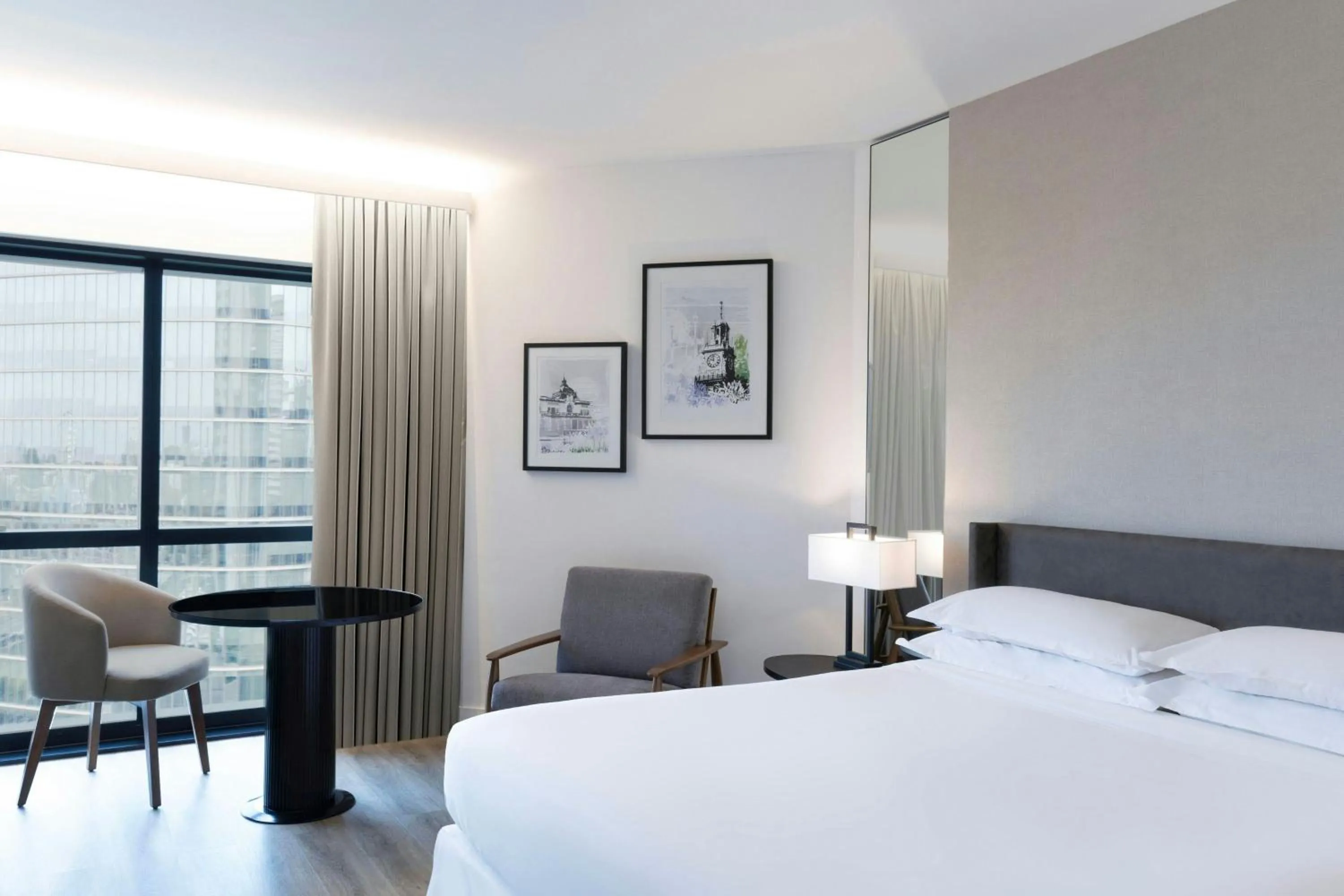 Photo of the whole room, Bed in Sheraton Buenos Aires Hotel & Convention Center