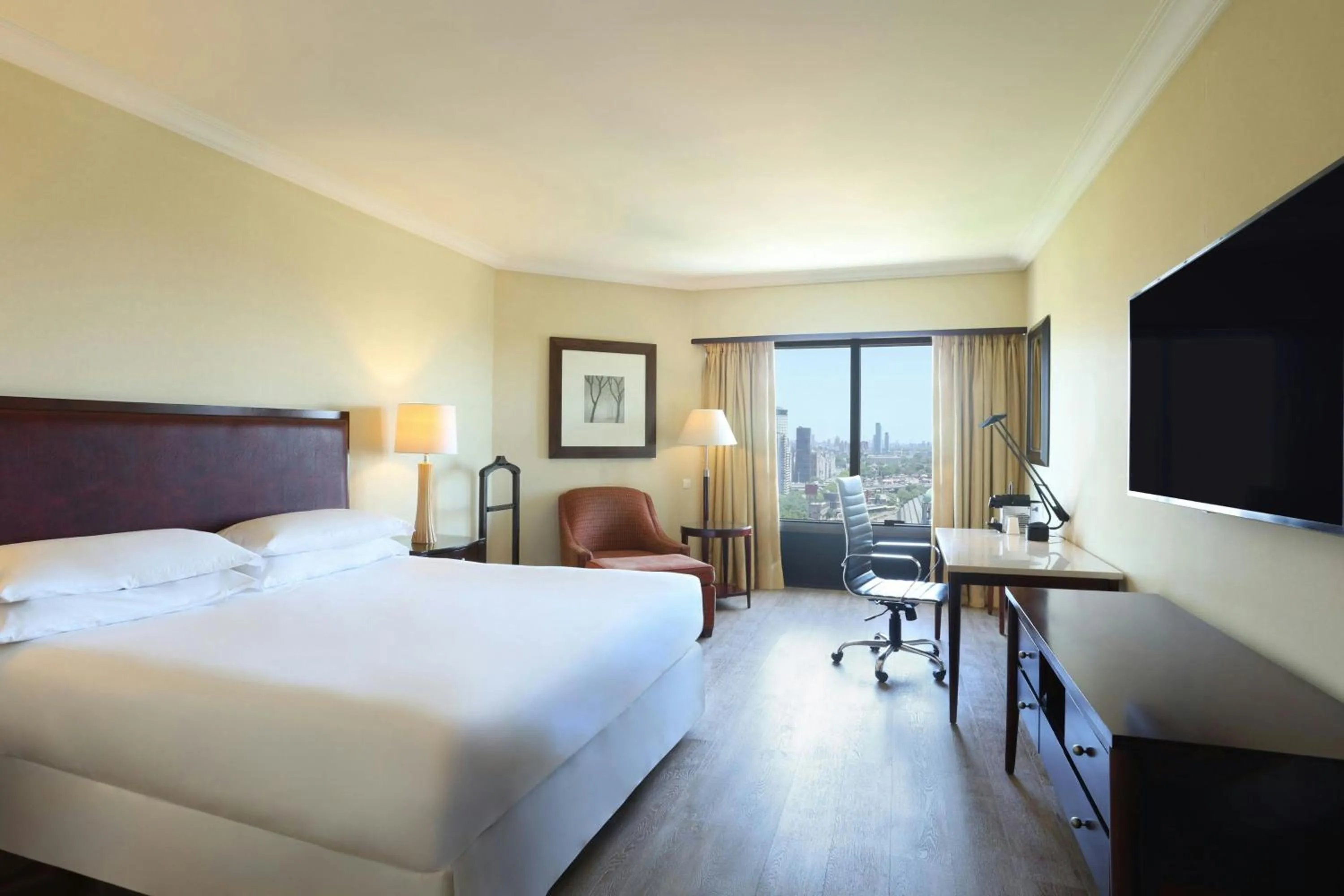 Photo of the whole room, Bed in Sheraton Buenos Aires Hotel & Convention Center