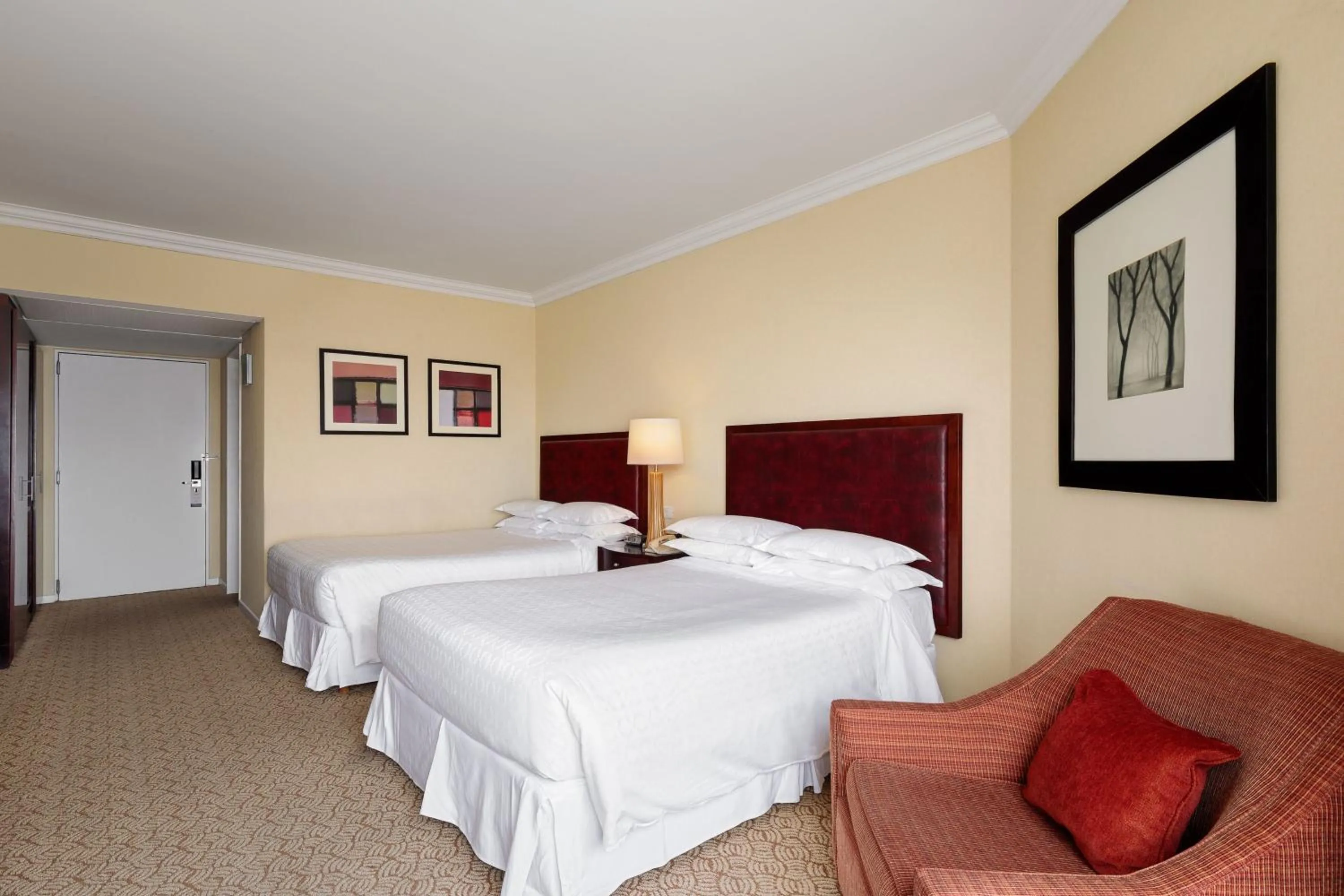 Photo of the whole room, Bed in Sheraton Buenos Aires Hotel & Convention Center