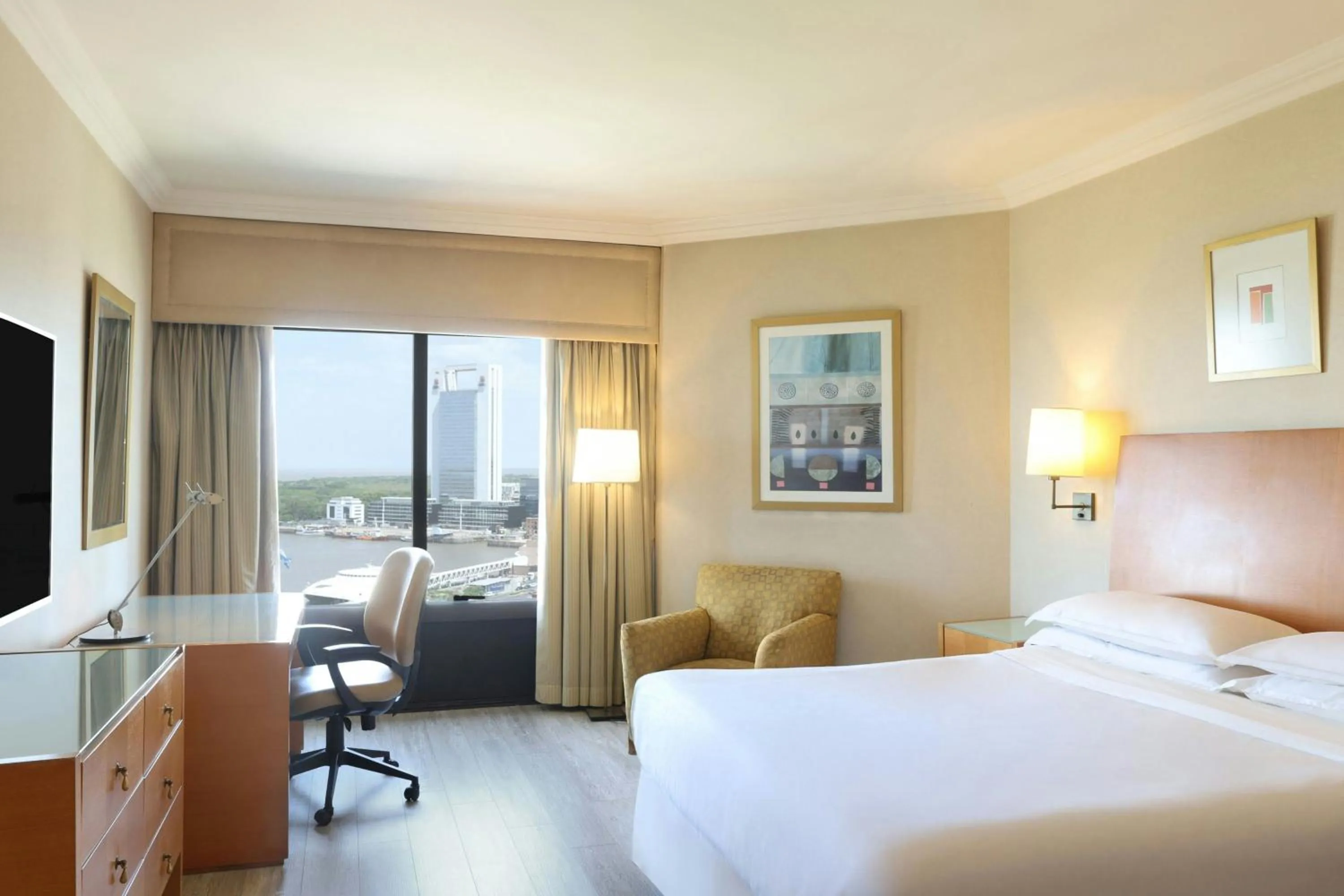 Photo of the whole room, Bed in Sheraton Buenos Aires Hotel & Convention Center