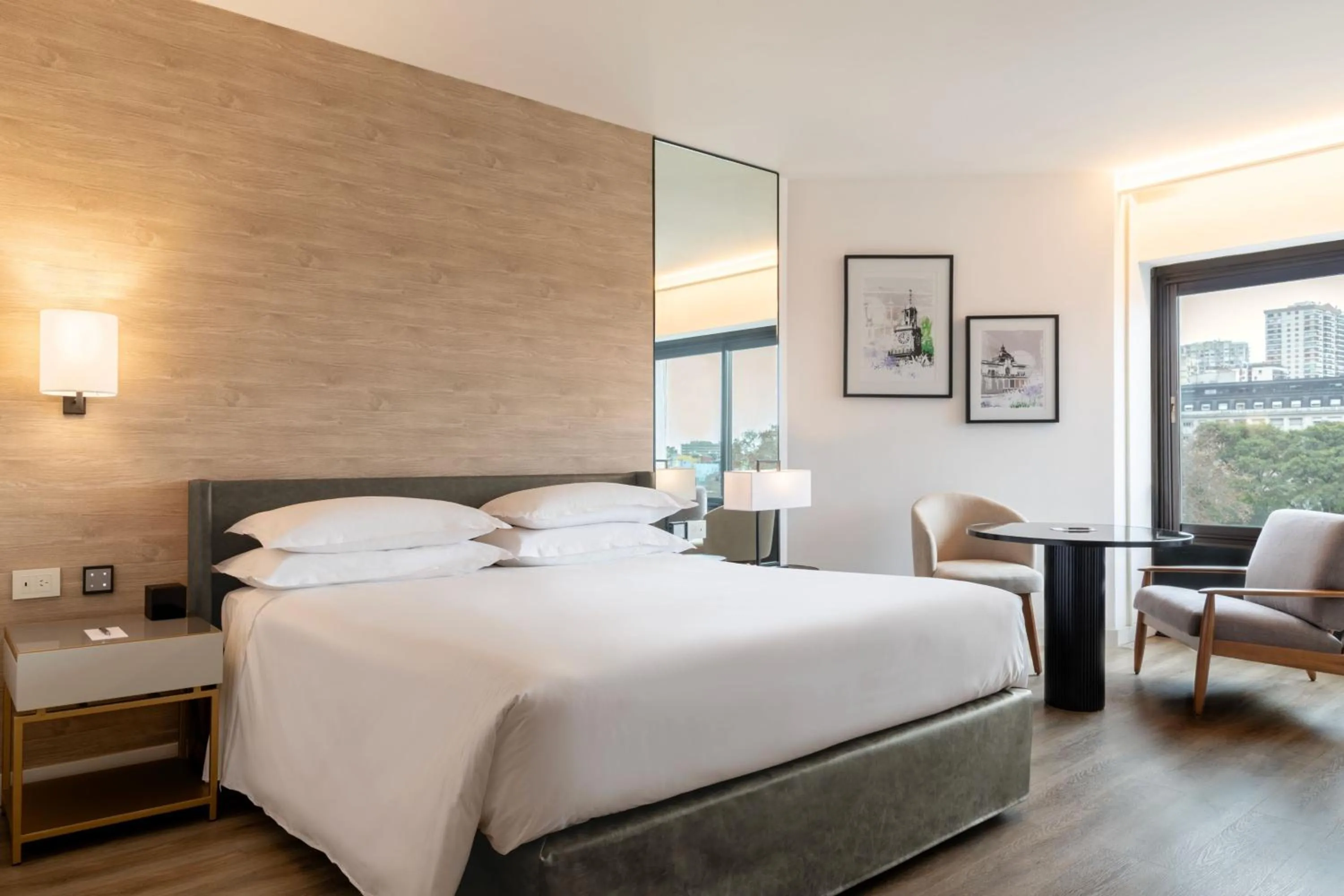 Photo of the whole room, Bed in Sheraton Buenos Aires Hotel & Convention Center