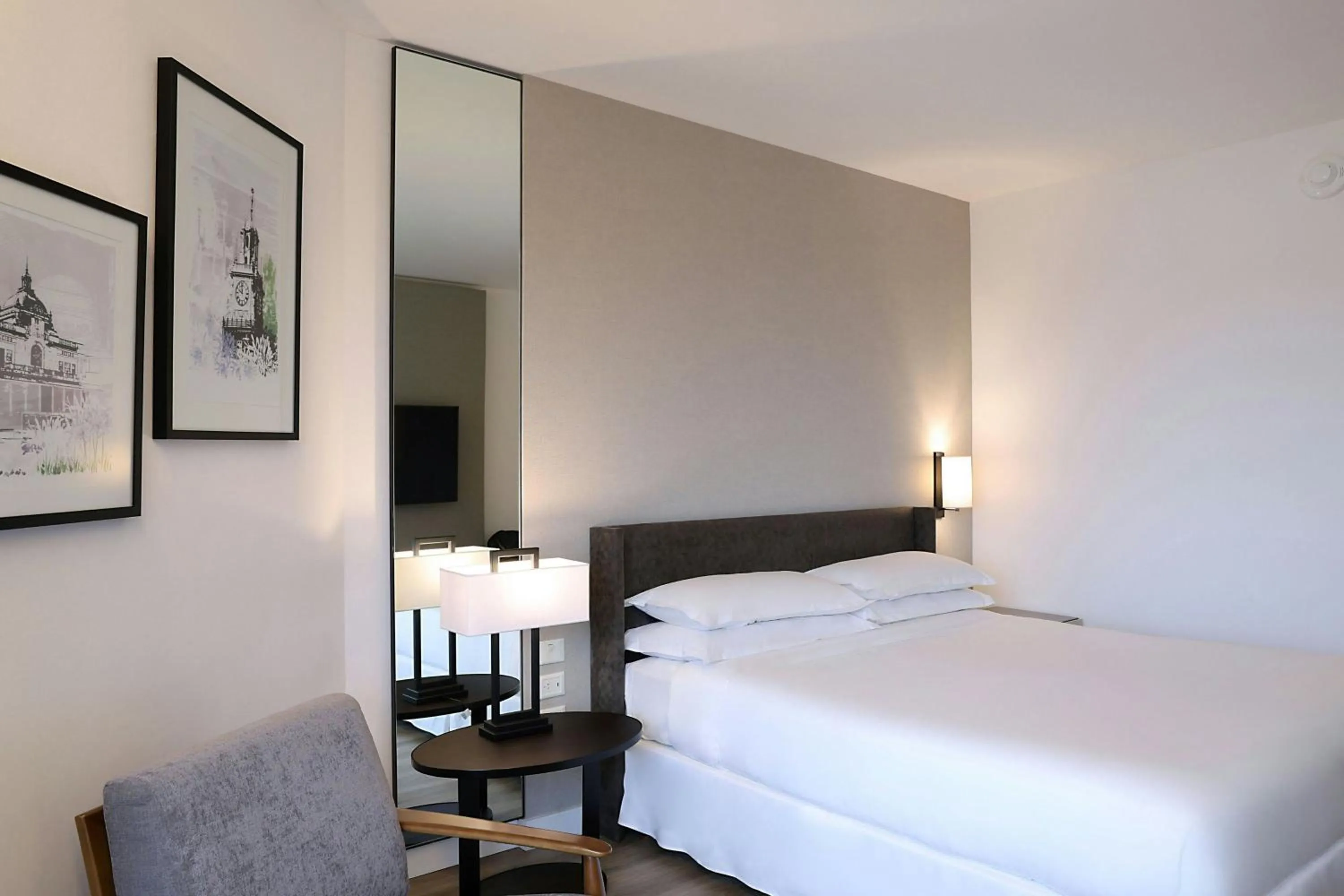 Photo of the whole room, Bed in Sheraton Buenos Aires Hotel & Convention Center