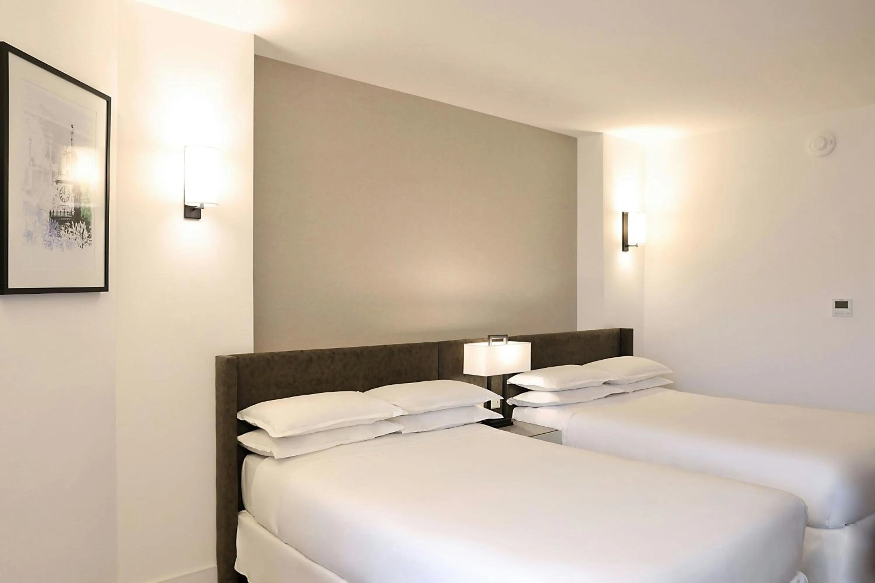 Photo of the whole room, Bed in Sheraton Buenos Aires Hotel & Convention Center