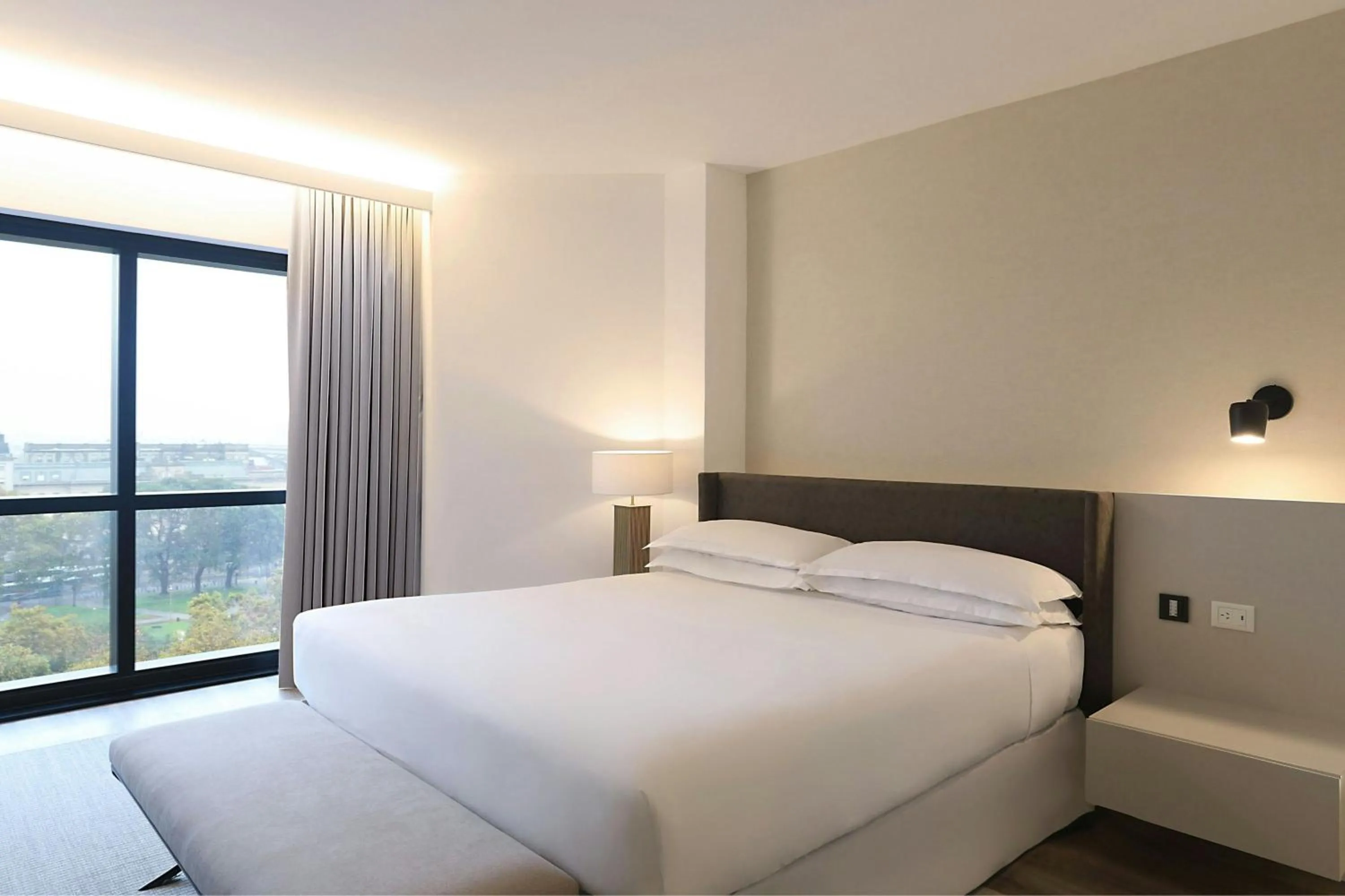 Photo of the whole room, Bed in Sheraton Buenos Aires Hotel & Convention Center