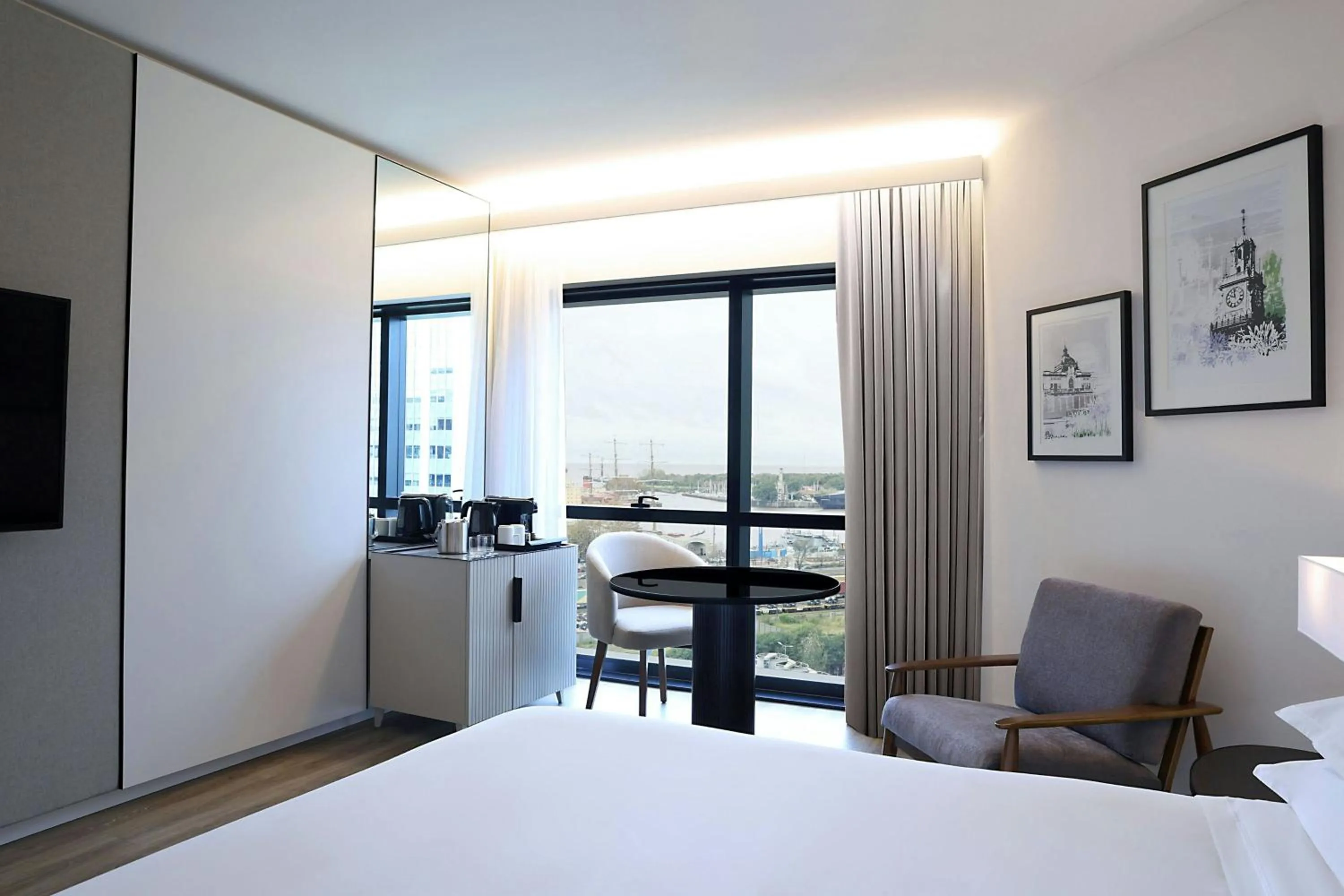 Photo of the whole room, Bed in Sheraton Buenos Aires Hotel & Convention Center