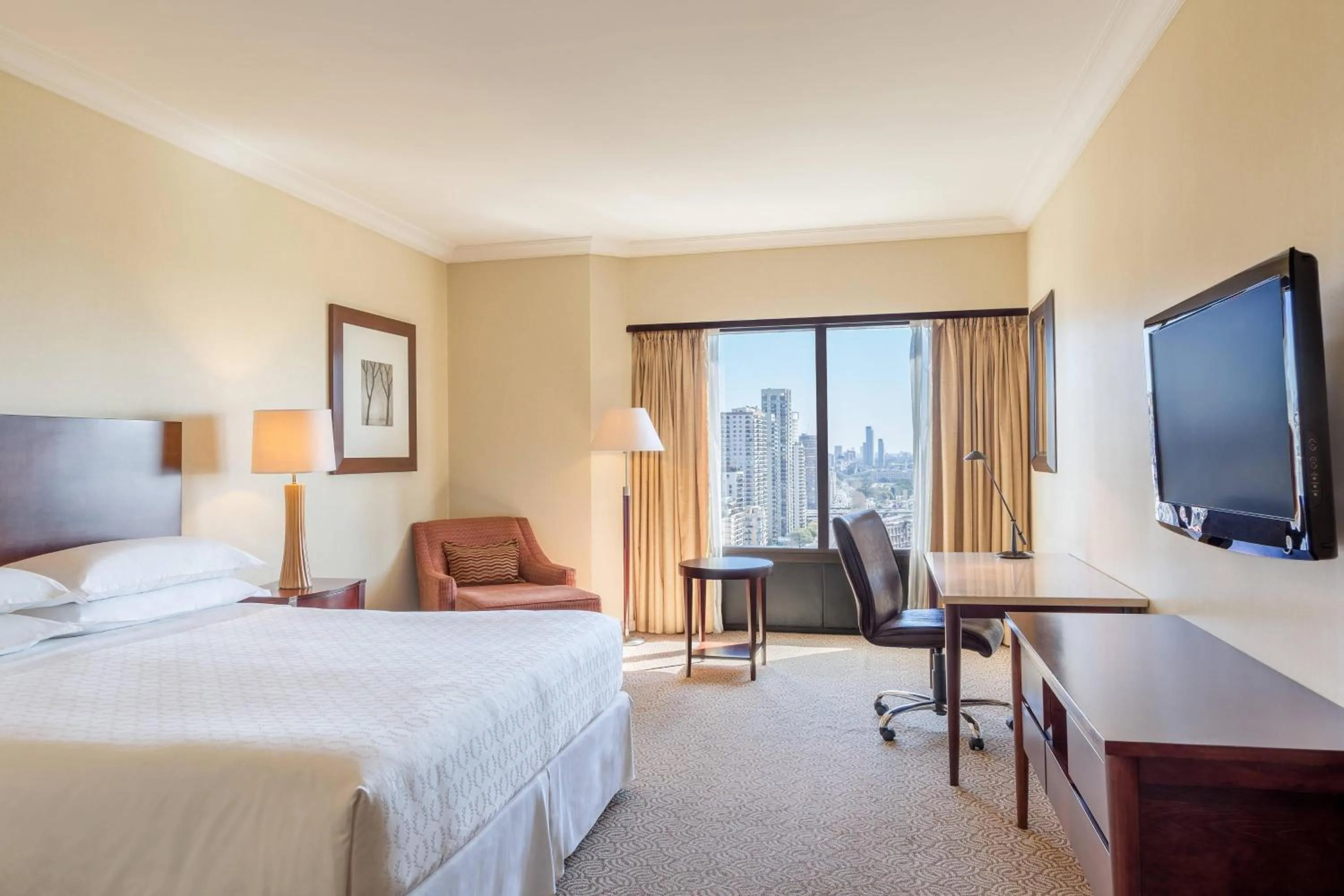 Photo of the whole room, Bed in Sheraton Buenos Aires Hotel & Convention Center