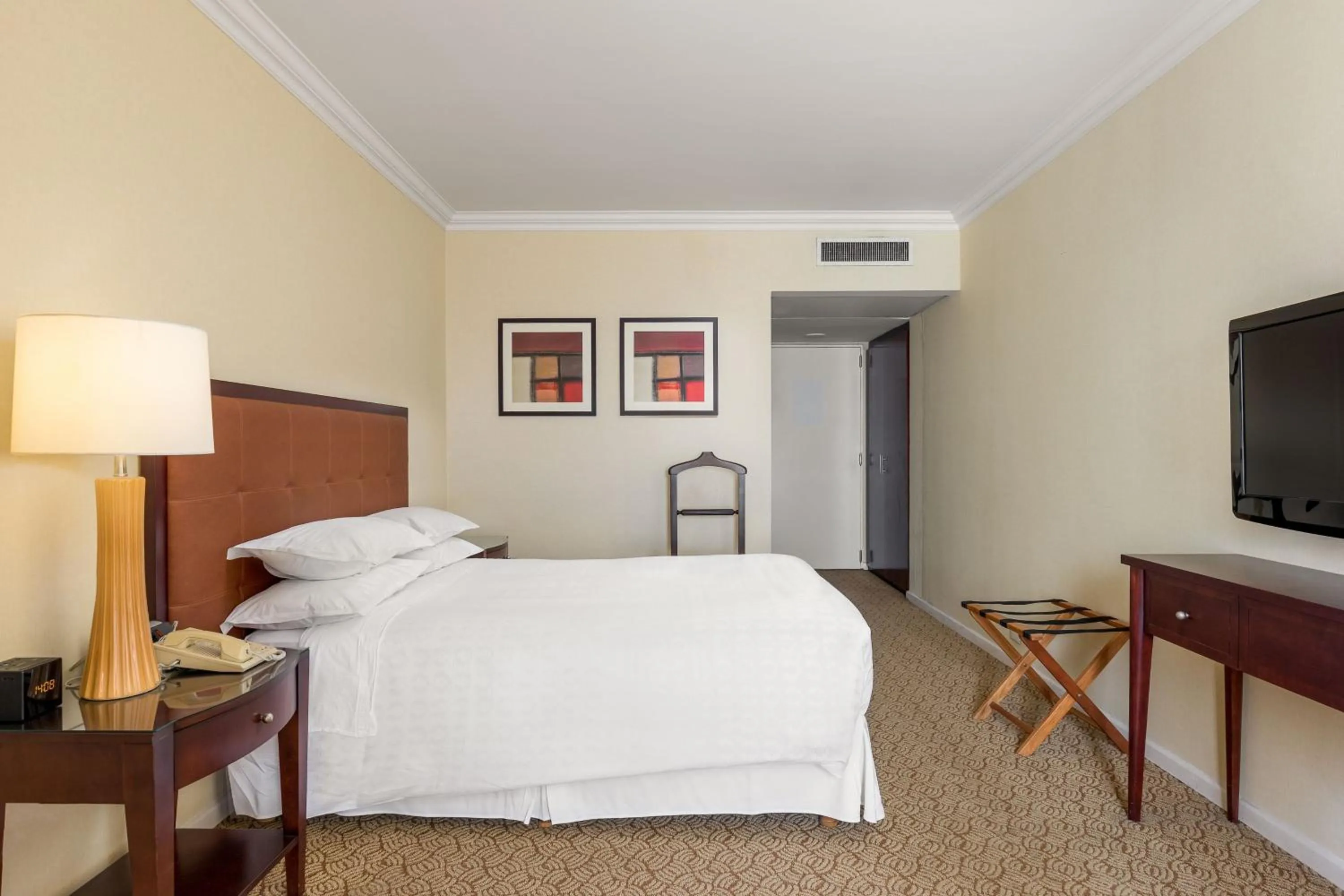 Photo of the whole room, Bed in Sheraton Buenos Aires Hotel & Convention Center