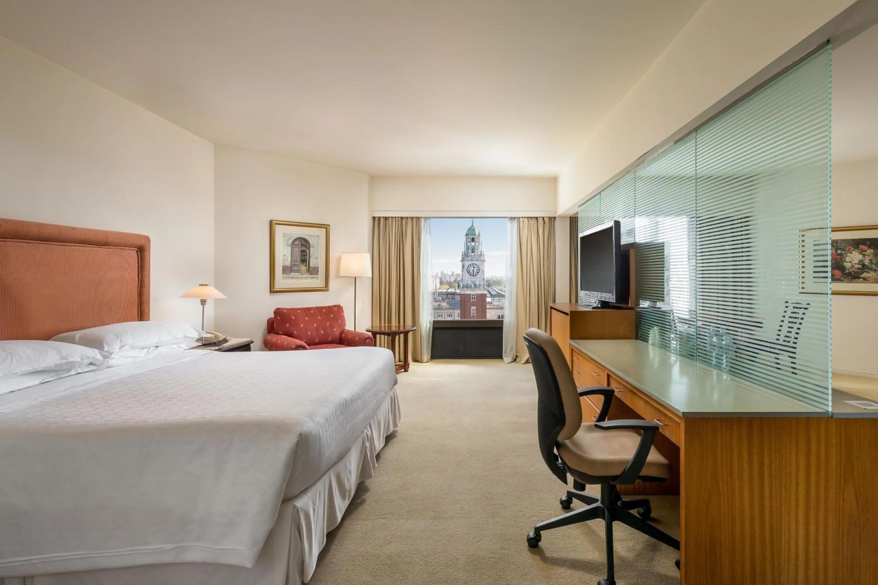 Photo of the whole room, Bed in Sheraton Buenos Aires Hotel & Convention Center