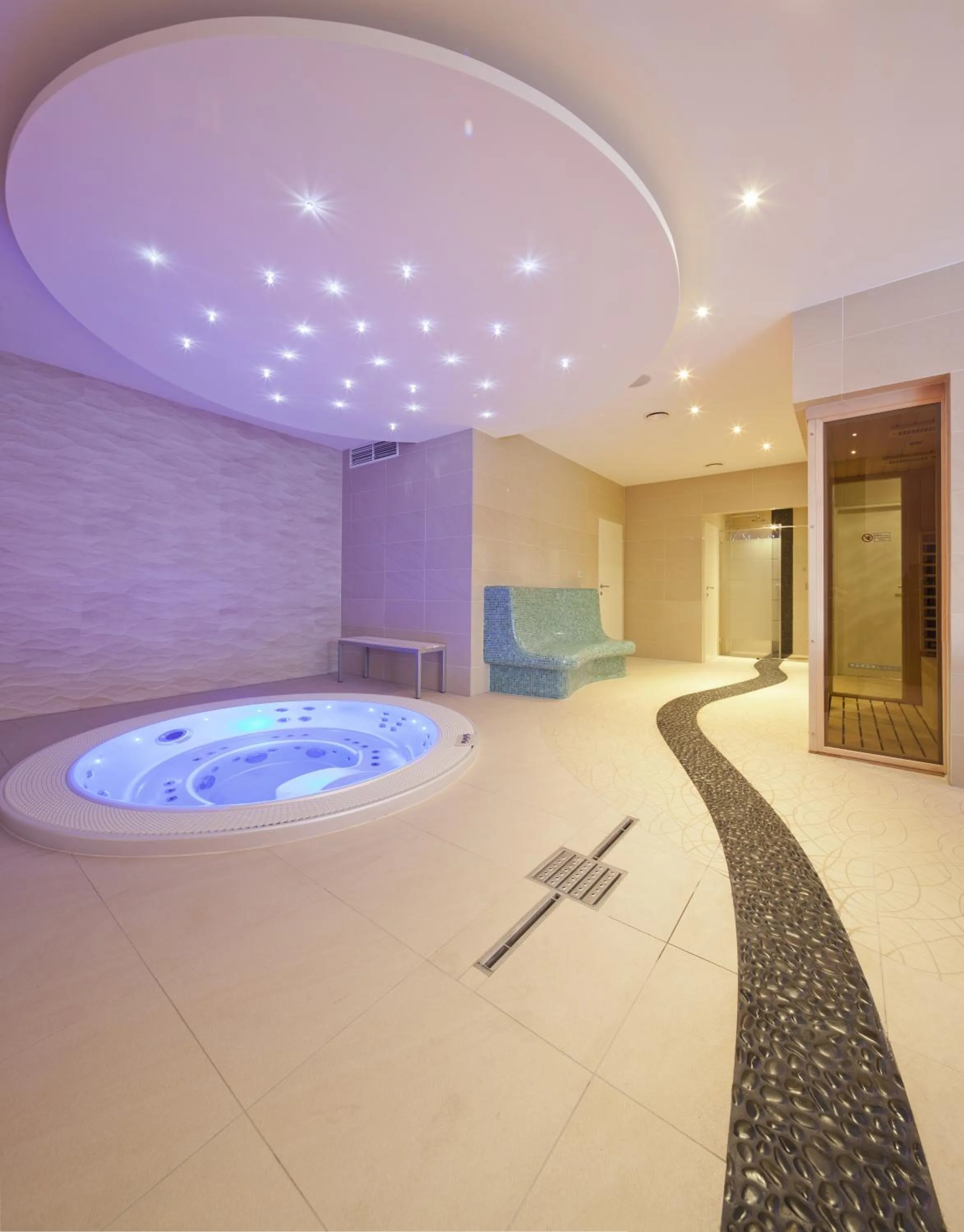 Hot Tub in Hotel Green