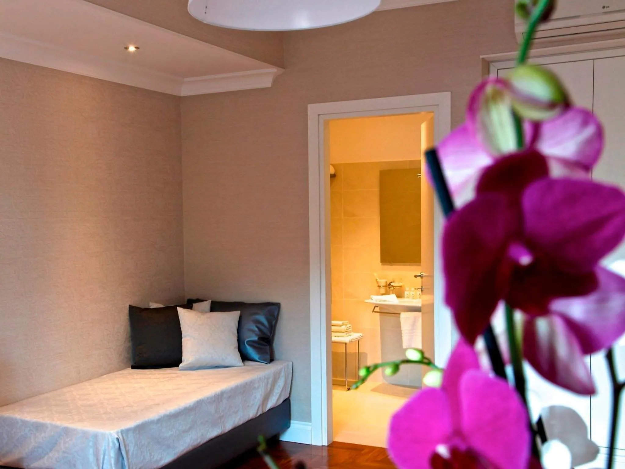 Photo of the whole room, Bed in La Villetta Suite