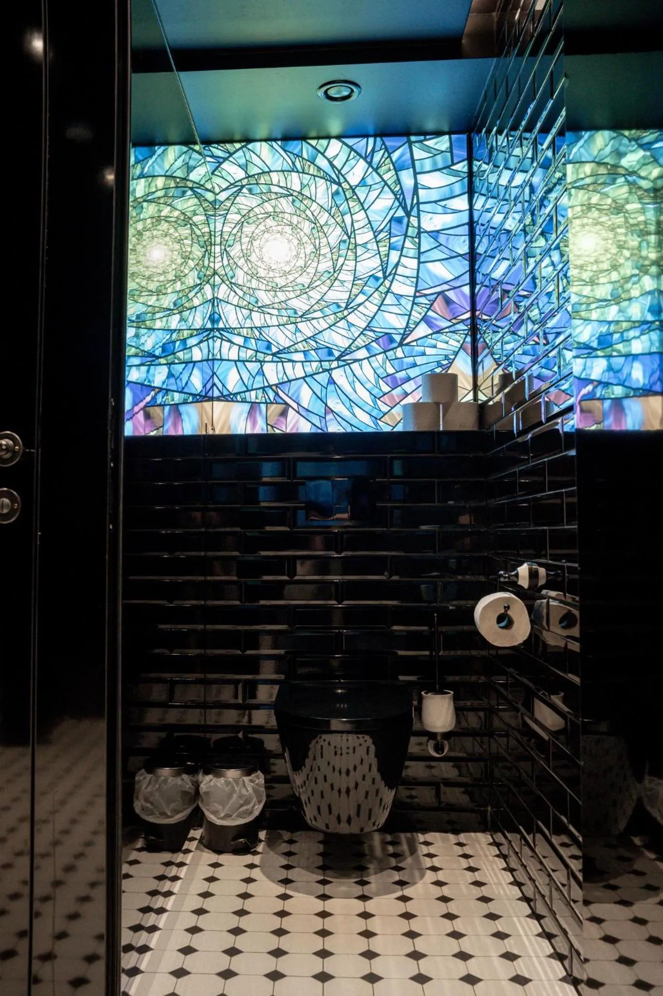 Toilet in Hotel Universo