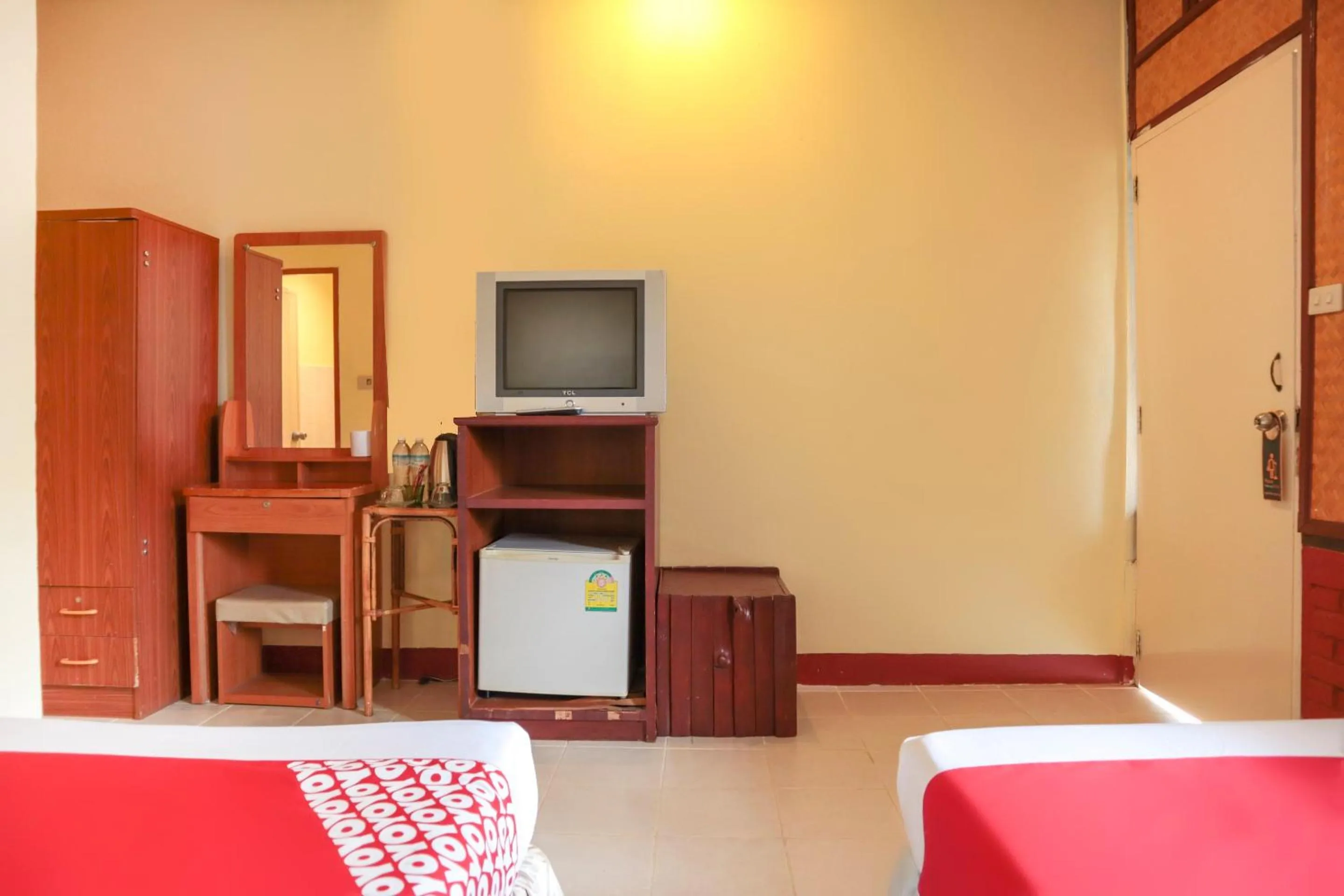 Bedroom, TV/Entertainment Center in OYO 681 Paradise Hotel