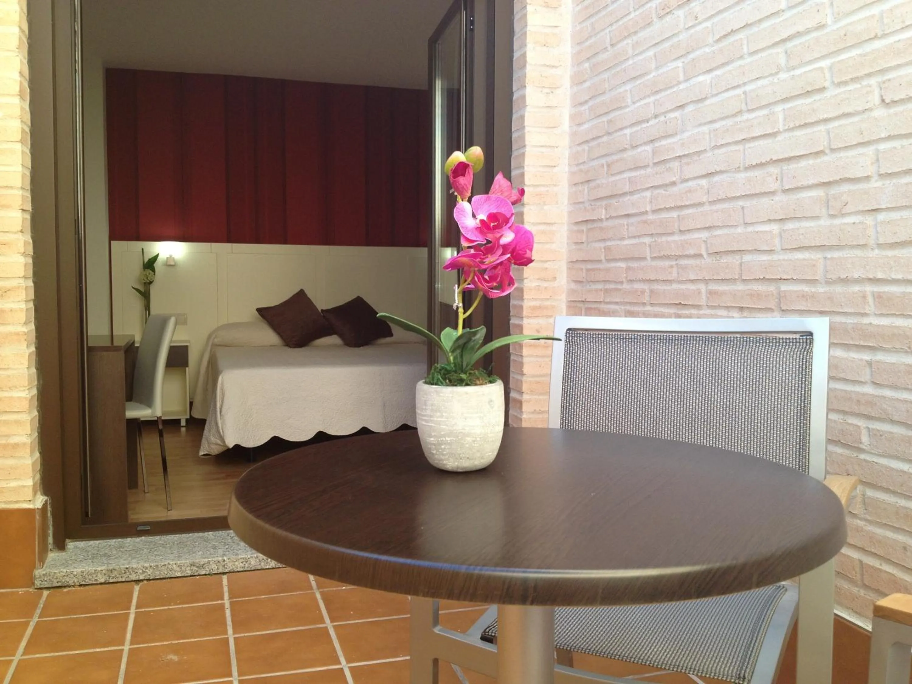 Balcony/Terrace, Bed in Hotel La Bastida