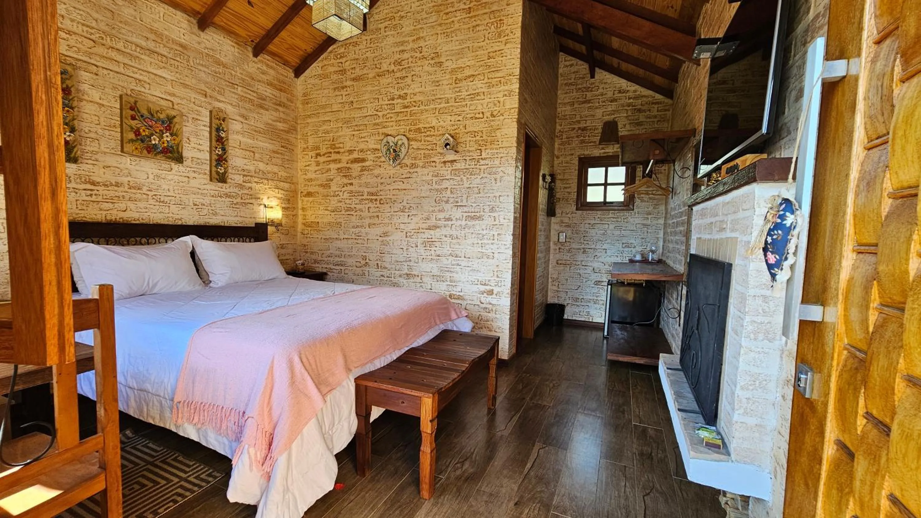 Photo of the whole room, Bed in Chalé Gosto da Roça