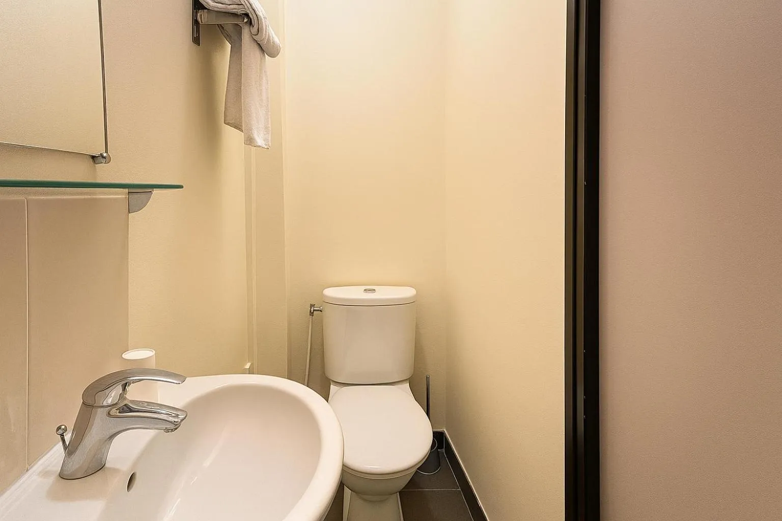 Toilet in Hotel des Bains à 10 min de Paris