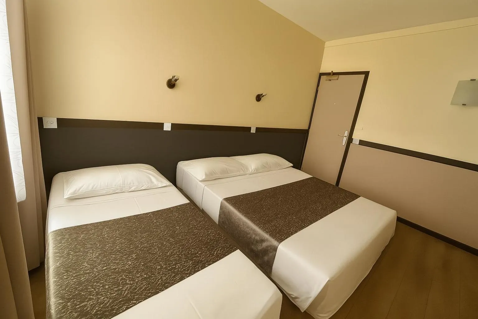 Bed in Hotel des Bains à 10 min de Paris