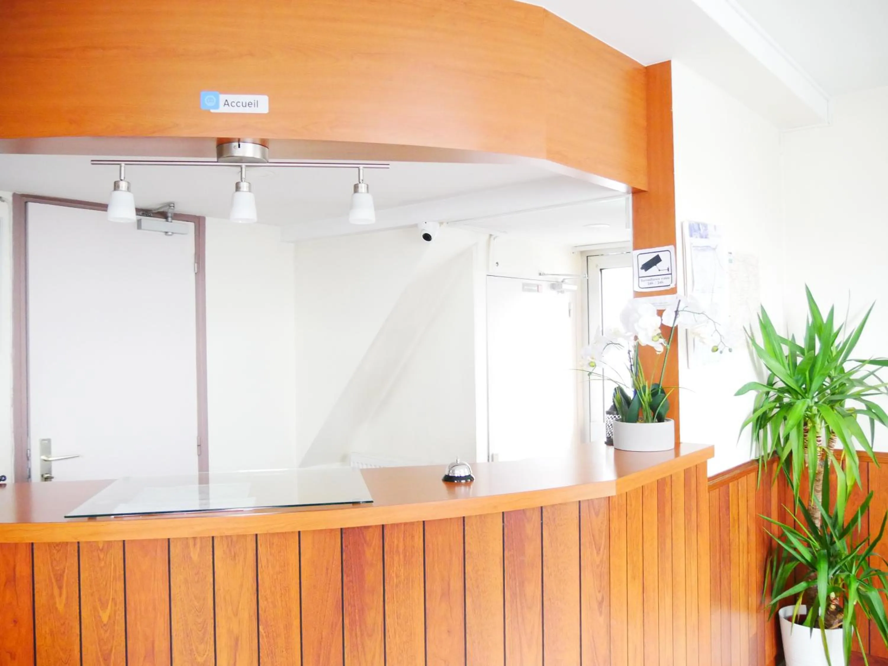 Lobby or reception in Hotel des Bains à 10 min de Paris