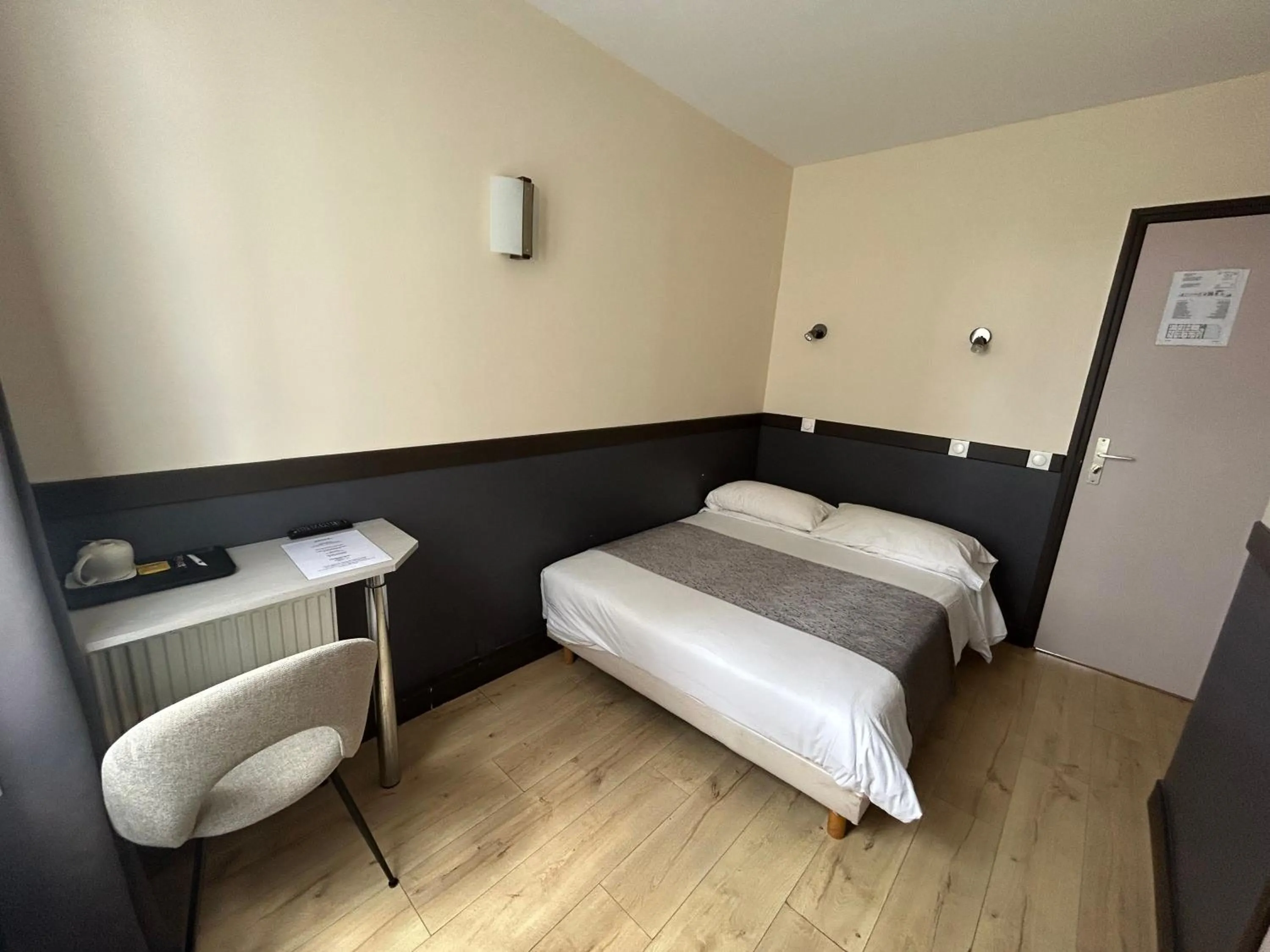 Bedroom, Bed in Hotel des Bains à 10 min de Paris