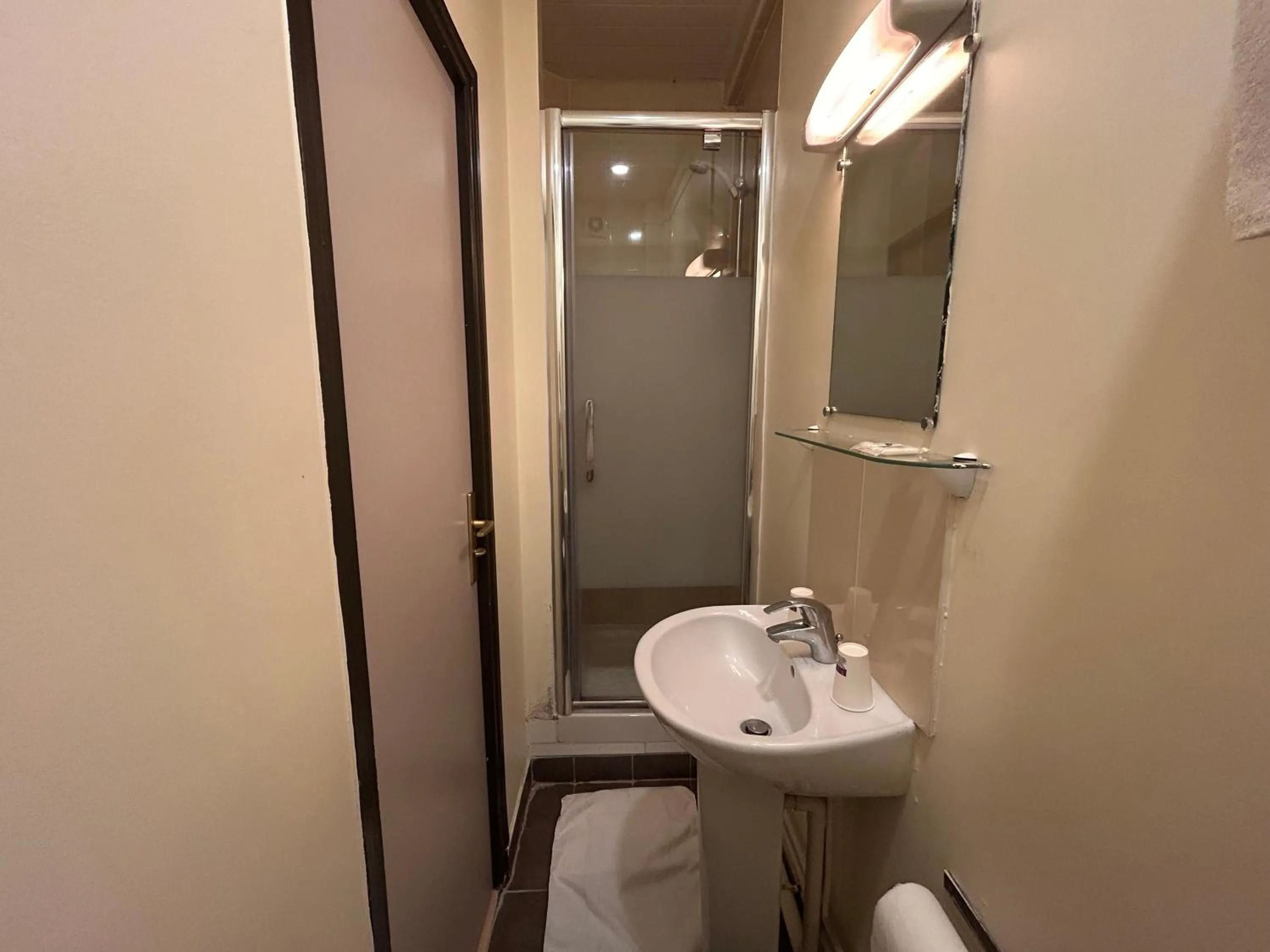 Shower in Hotel des Bains à 10 min de Paris