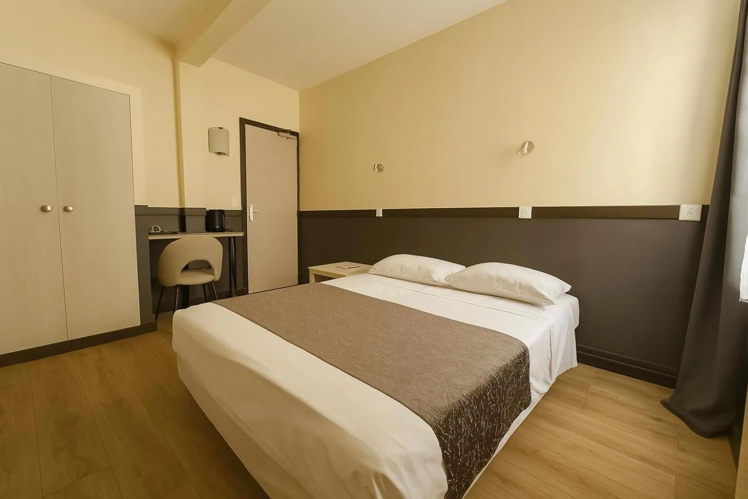 Bedroom, Bed in Hotel des Bains à 10 min de Paris